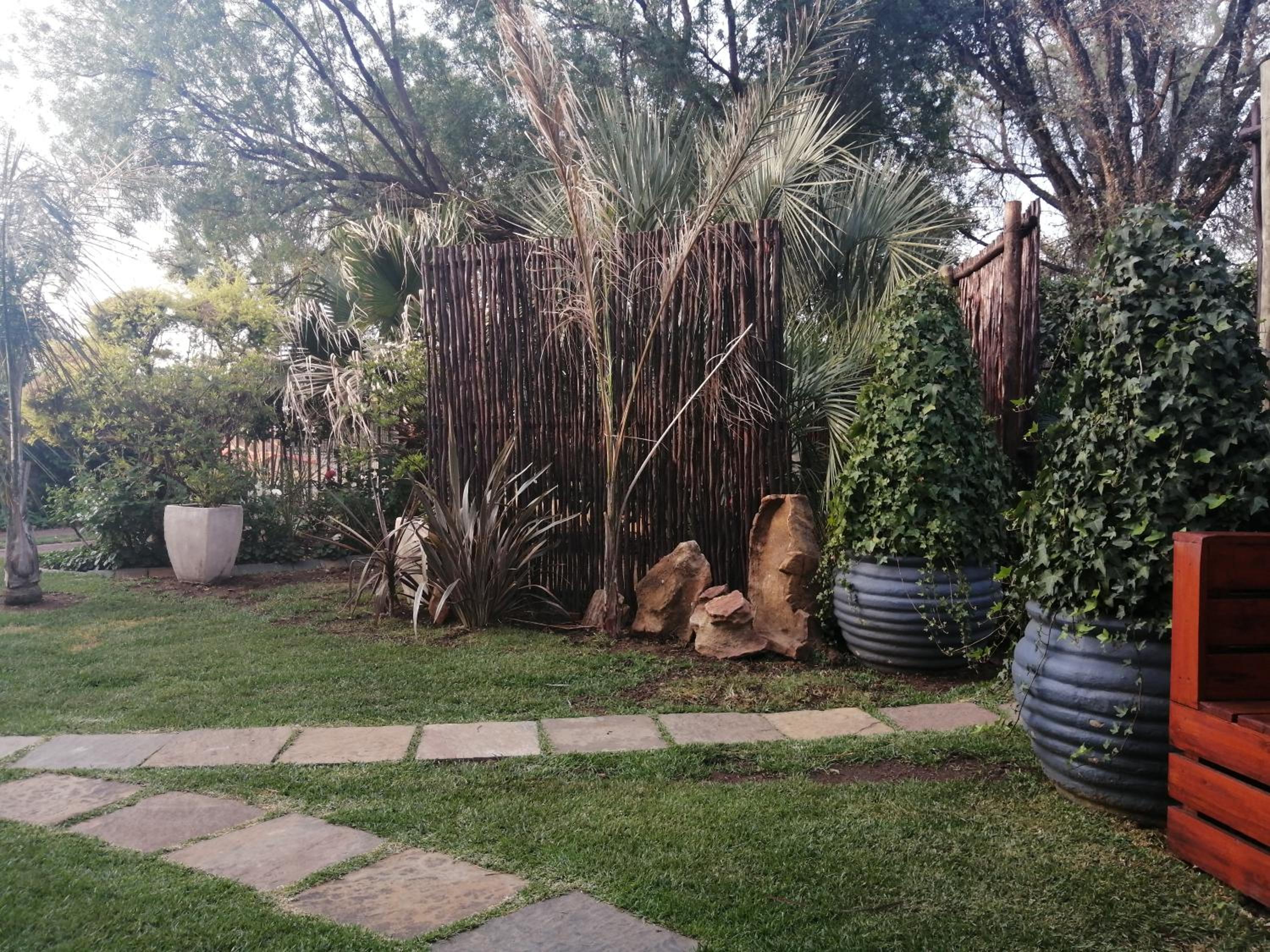 Queen Room with Garden View - Photo 6