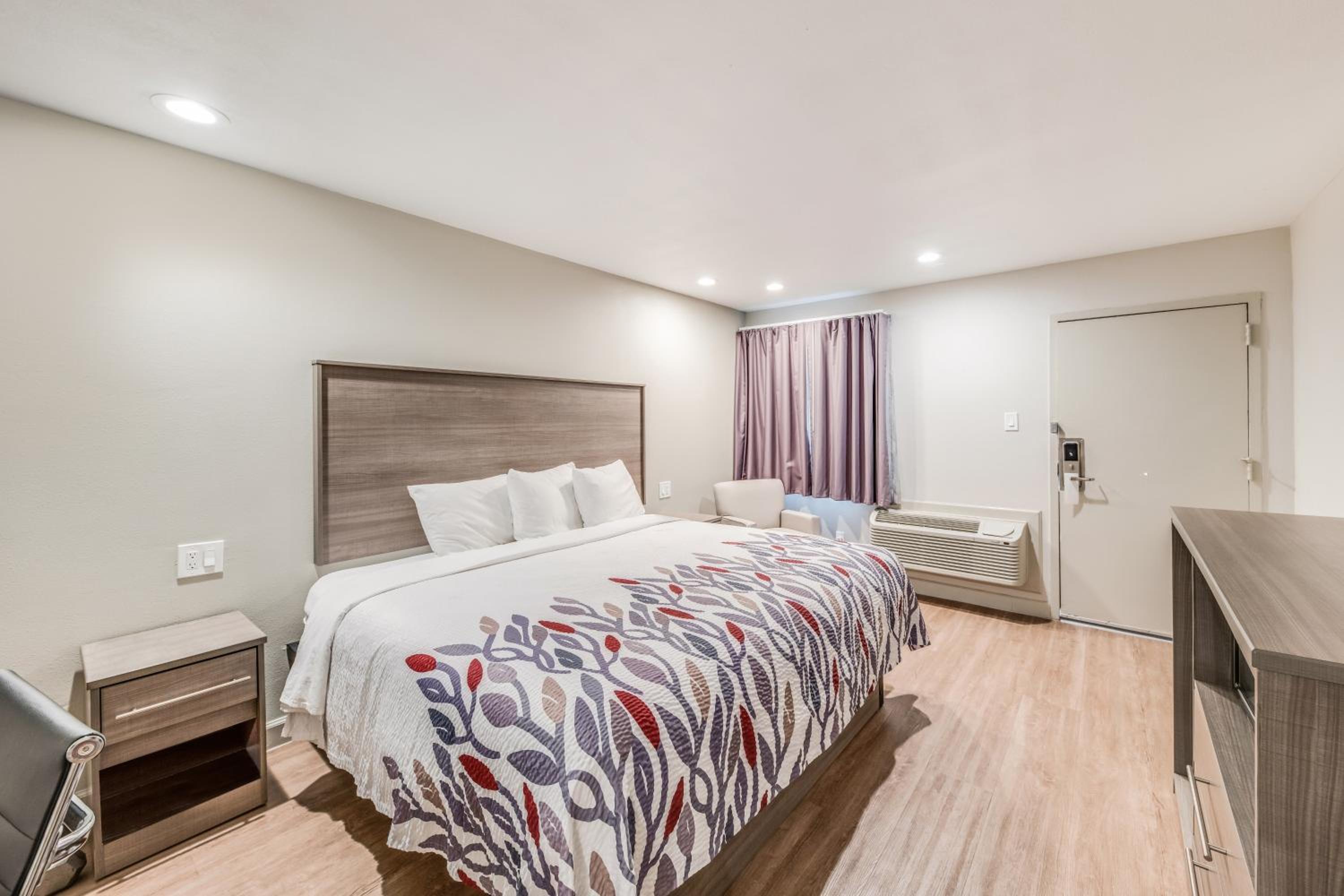 Deluxe King Room - Disability Access / Non-Smoking - Photo 3