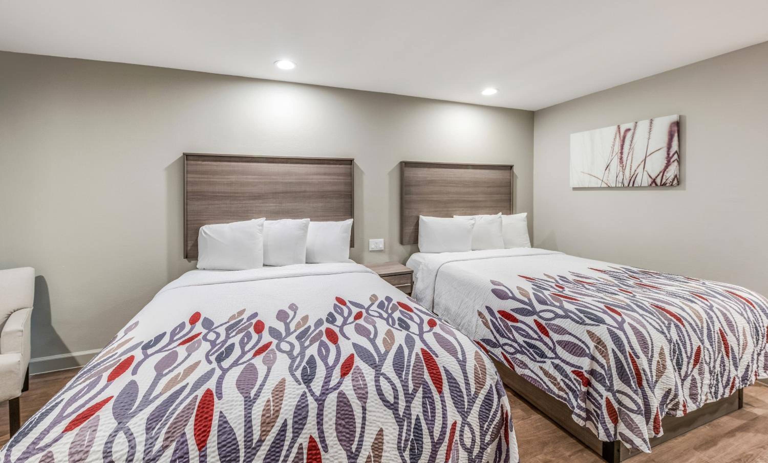 Deluxe Queen Room with Two Queen Beds - Non-Smoking - Photo 3