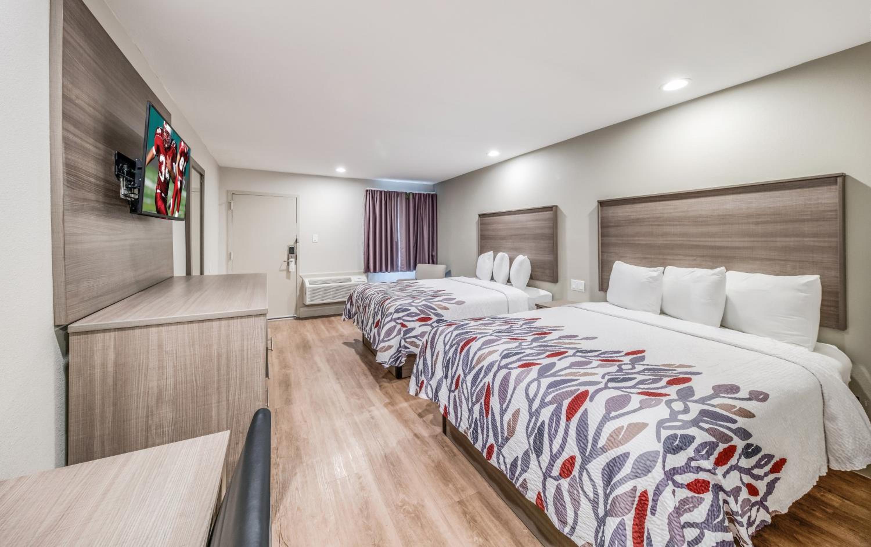 Deluxe Queen Room with Two Queen Beds - Non-Smoking - Photo 6