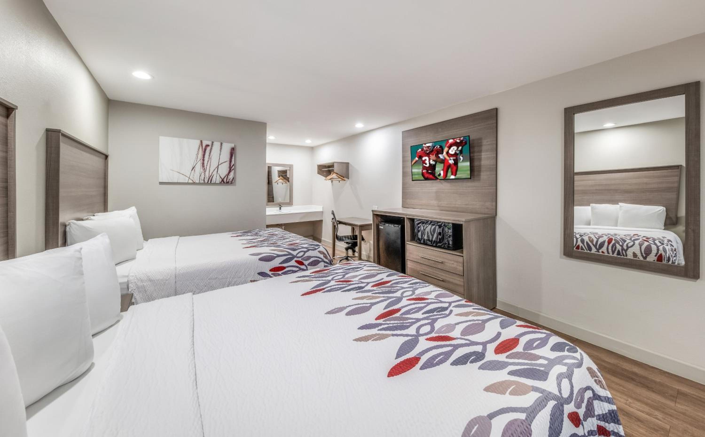 Deluxe Queen Room with Two Queen Beds - Non-Smoking - Photo 2