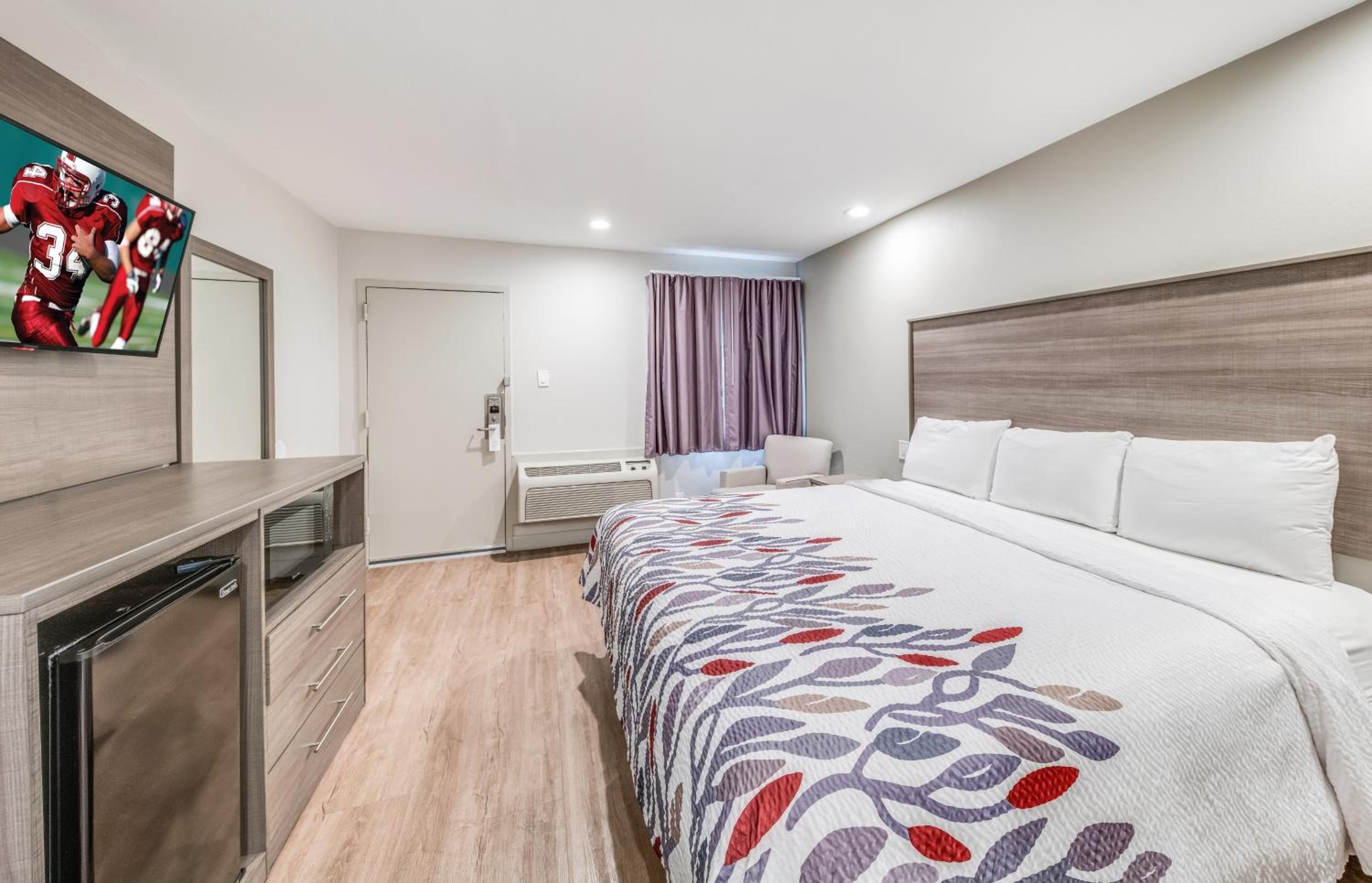 Deluxe King Room - Non-Smoking - Photo 4