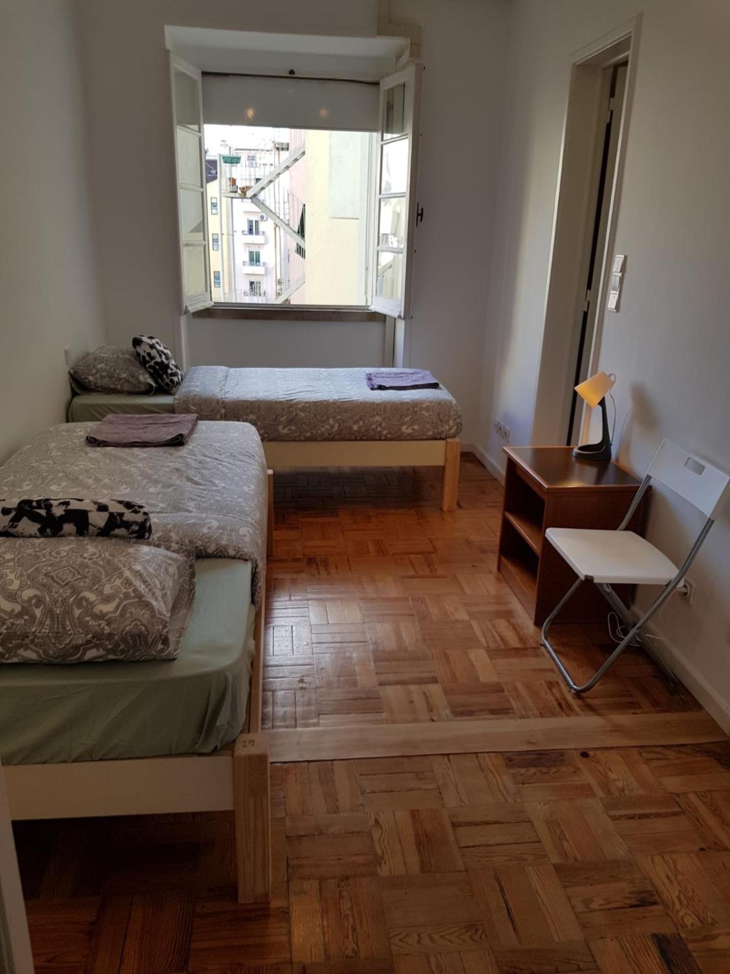 Twin Room with Private Bathroom - Photo 33