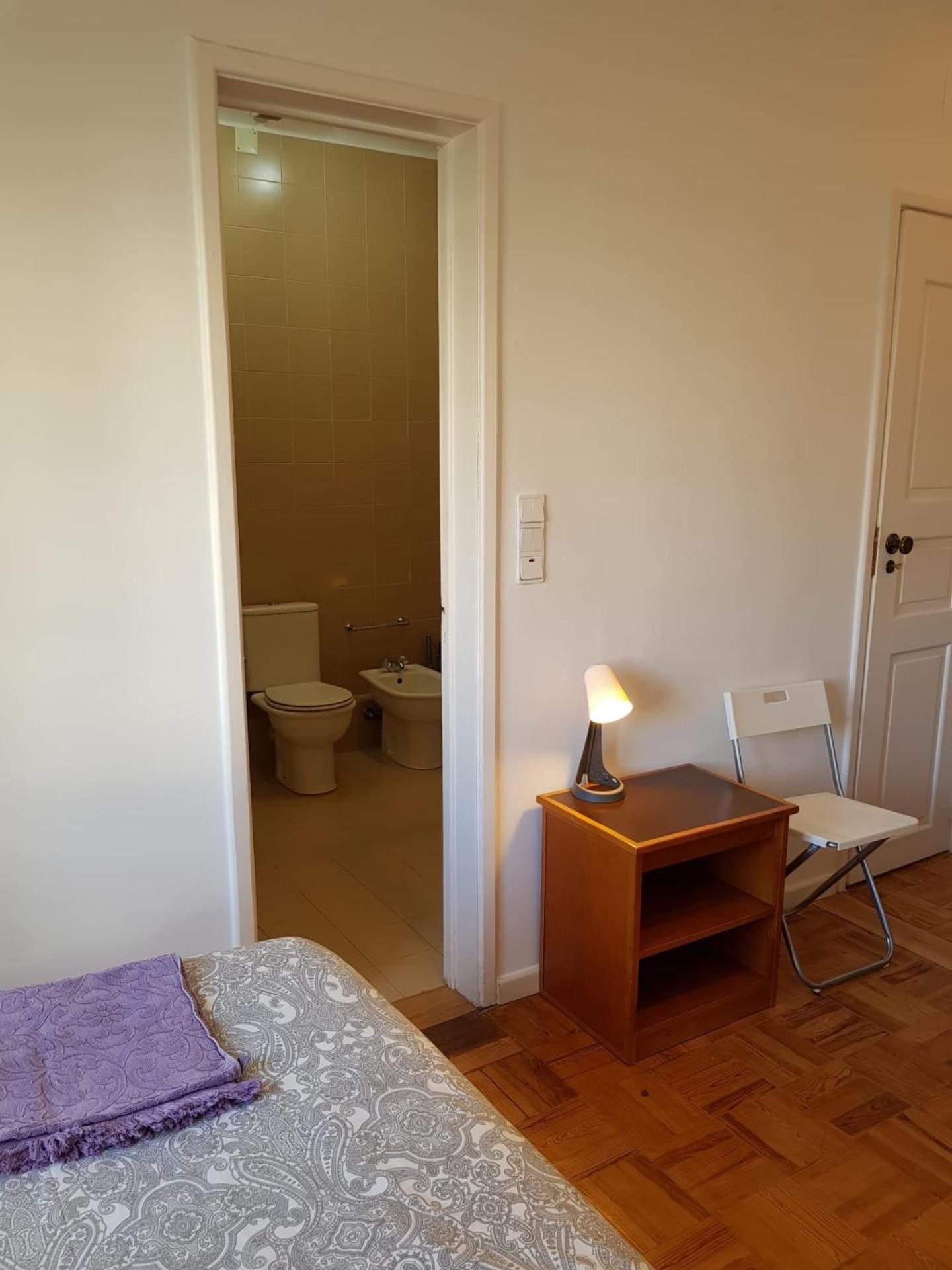 Twin Room with Private Bathroom - Photo 32