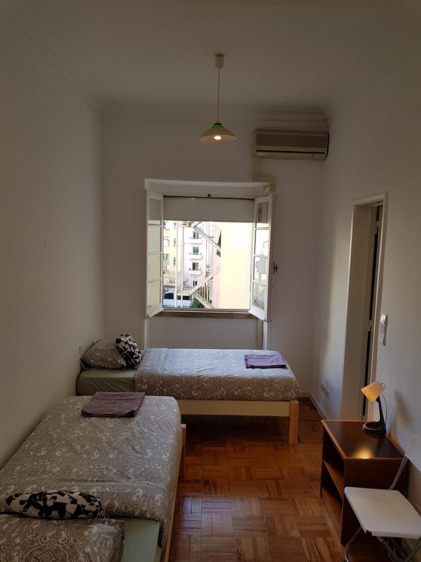 Twin Room with Private Bathroom - Photo 31