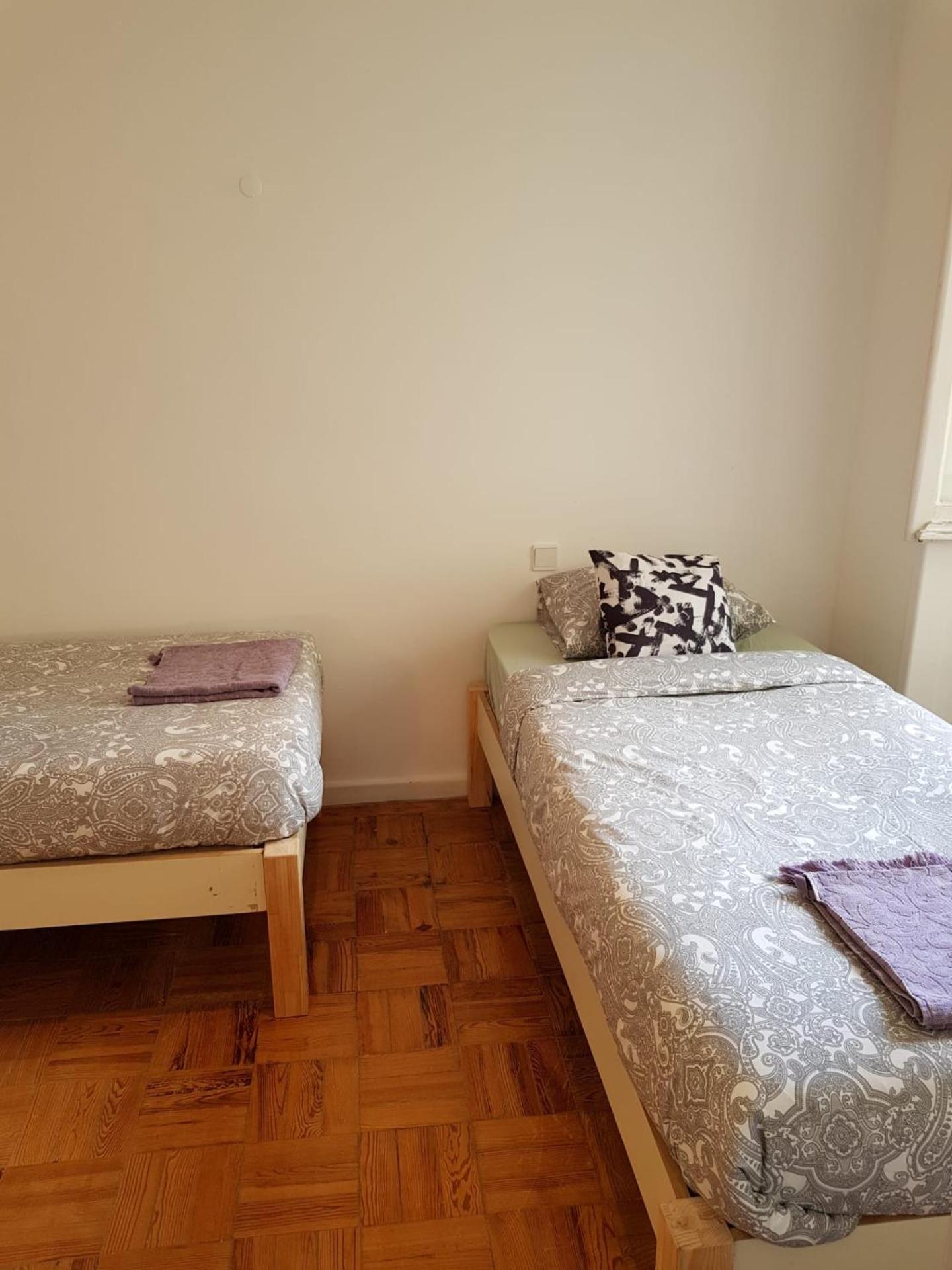 Twin Room with Private Bathroom - Photo 28