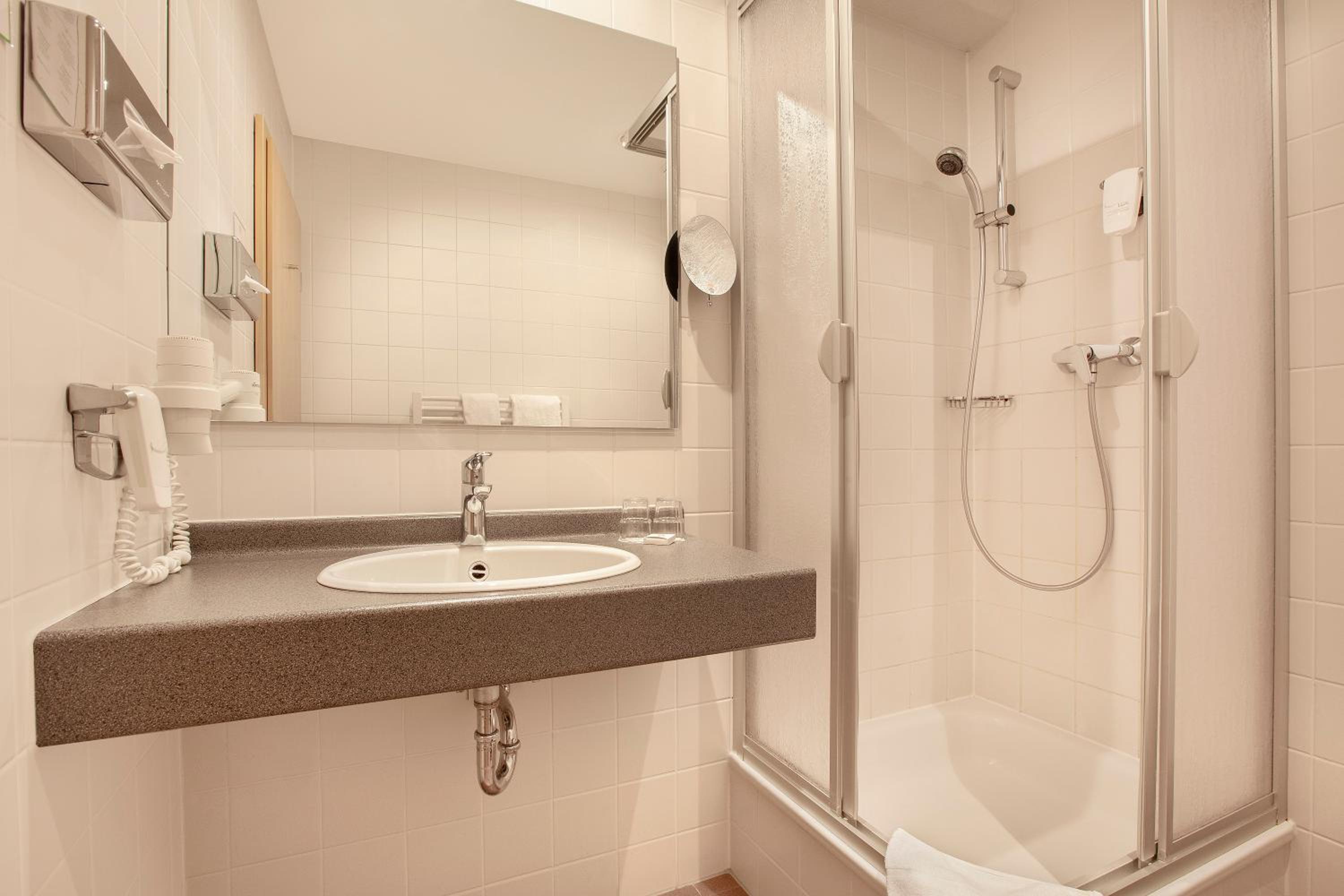 Single Room with Bathroom photo 2