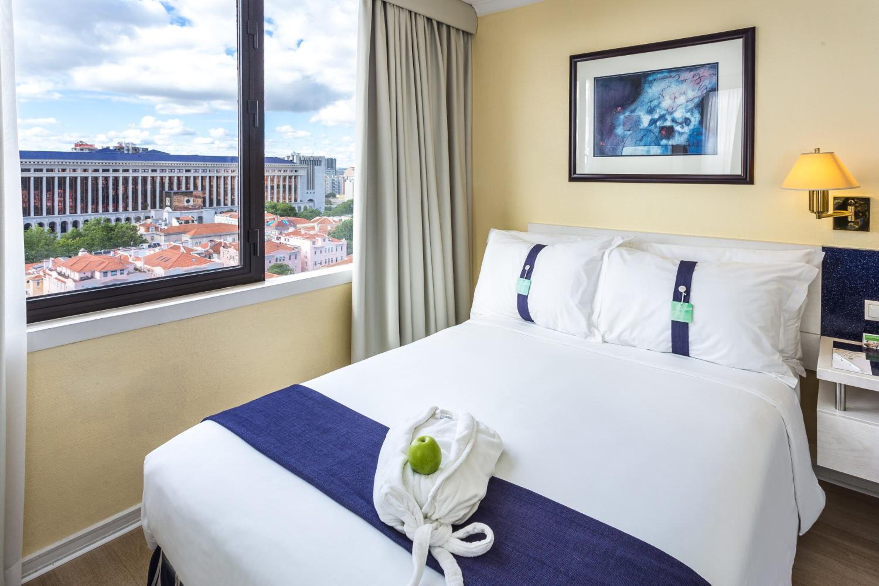 Standard Double Room with Two Double Beds and City View - Photo 5