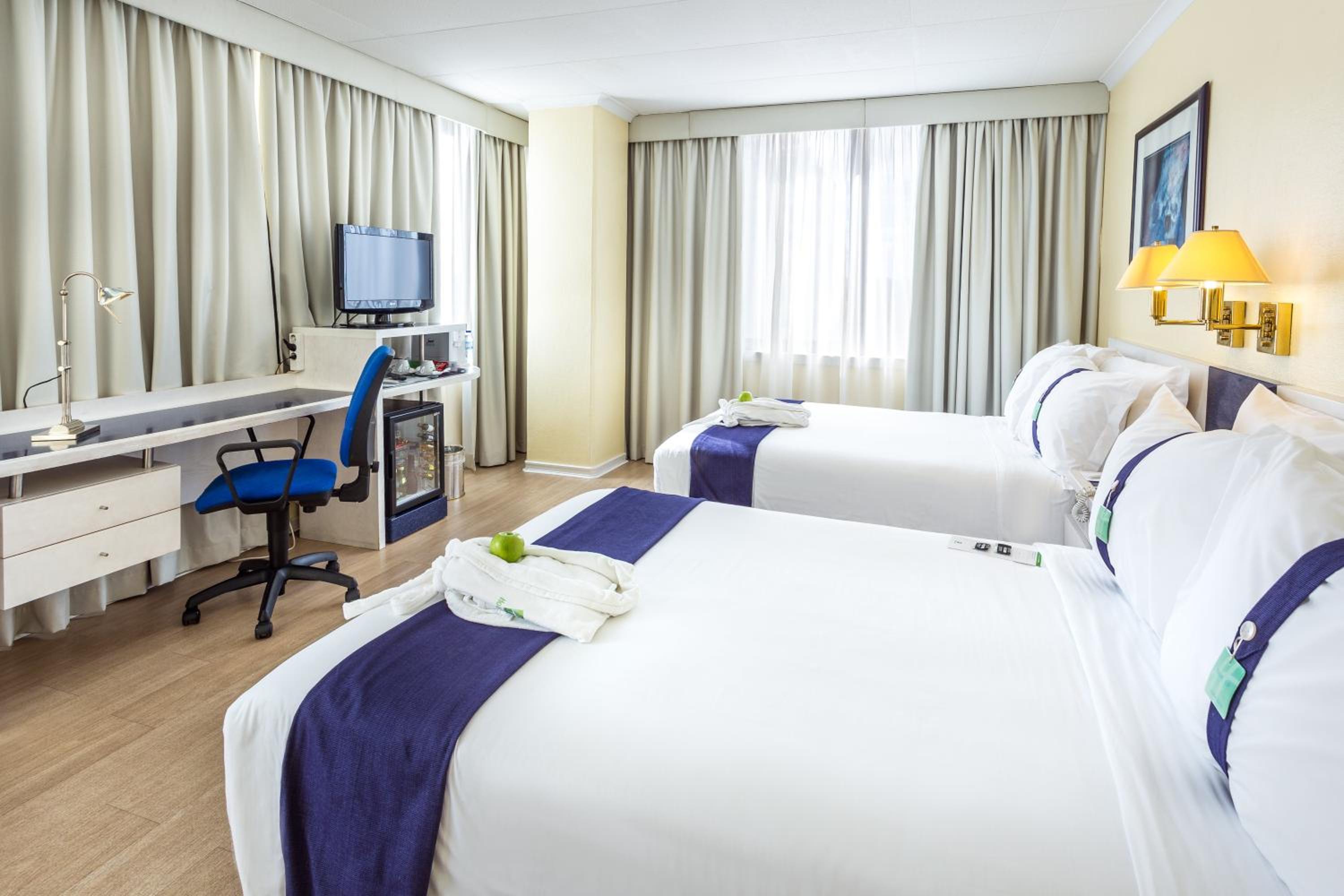 Standard Double Room with Two Double Beds and City View - Photo 8