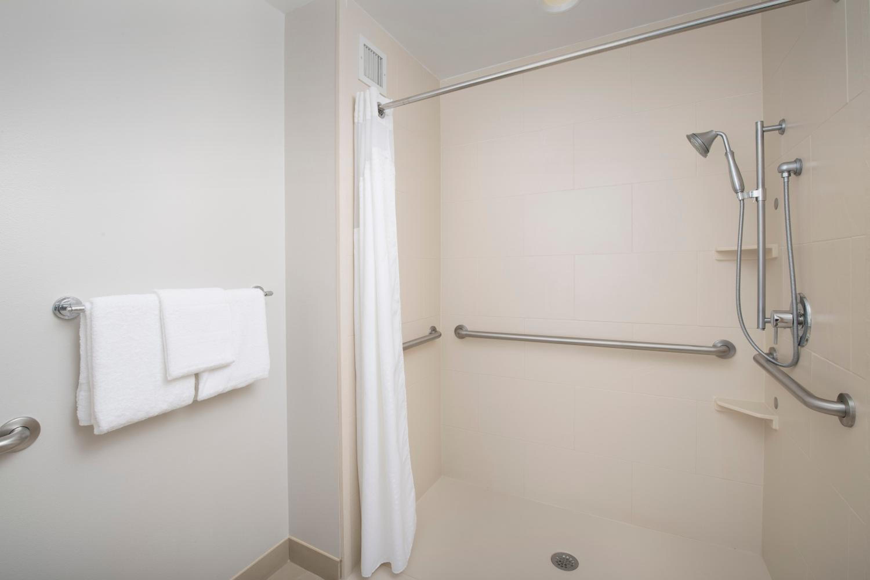 King Room - Hearing Accessible - Roll-in Shower - Photo 2