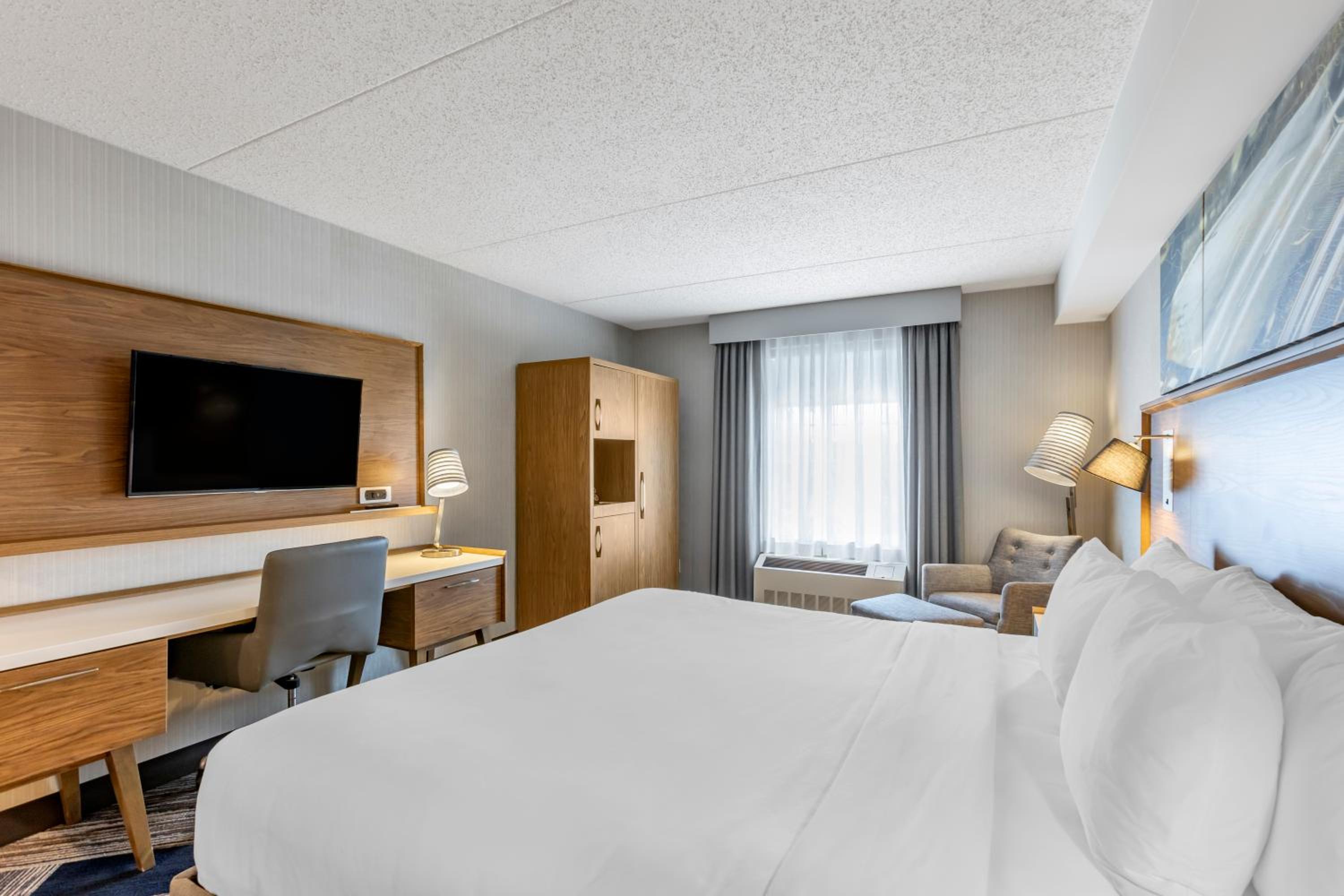 King Room - Non-Smoking - Photo 6