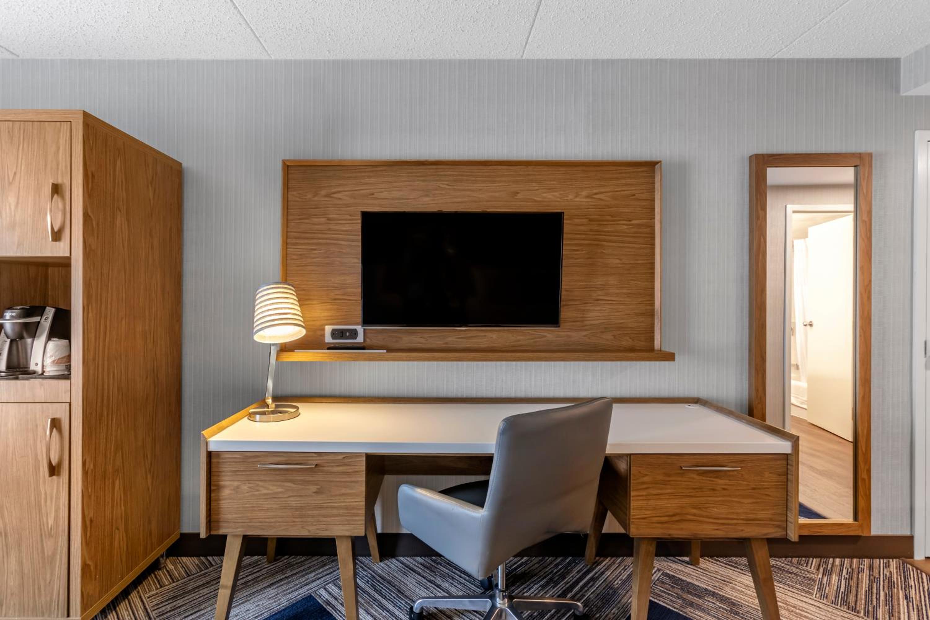 King Room - Non-Smoking - Photo 8