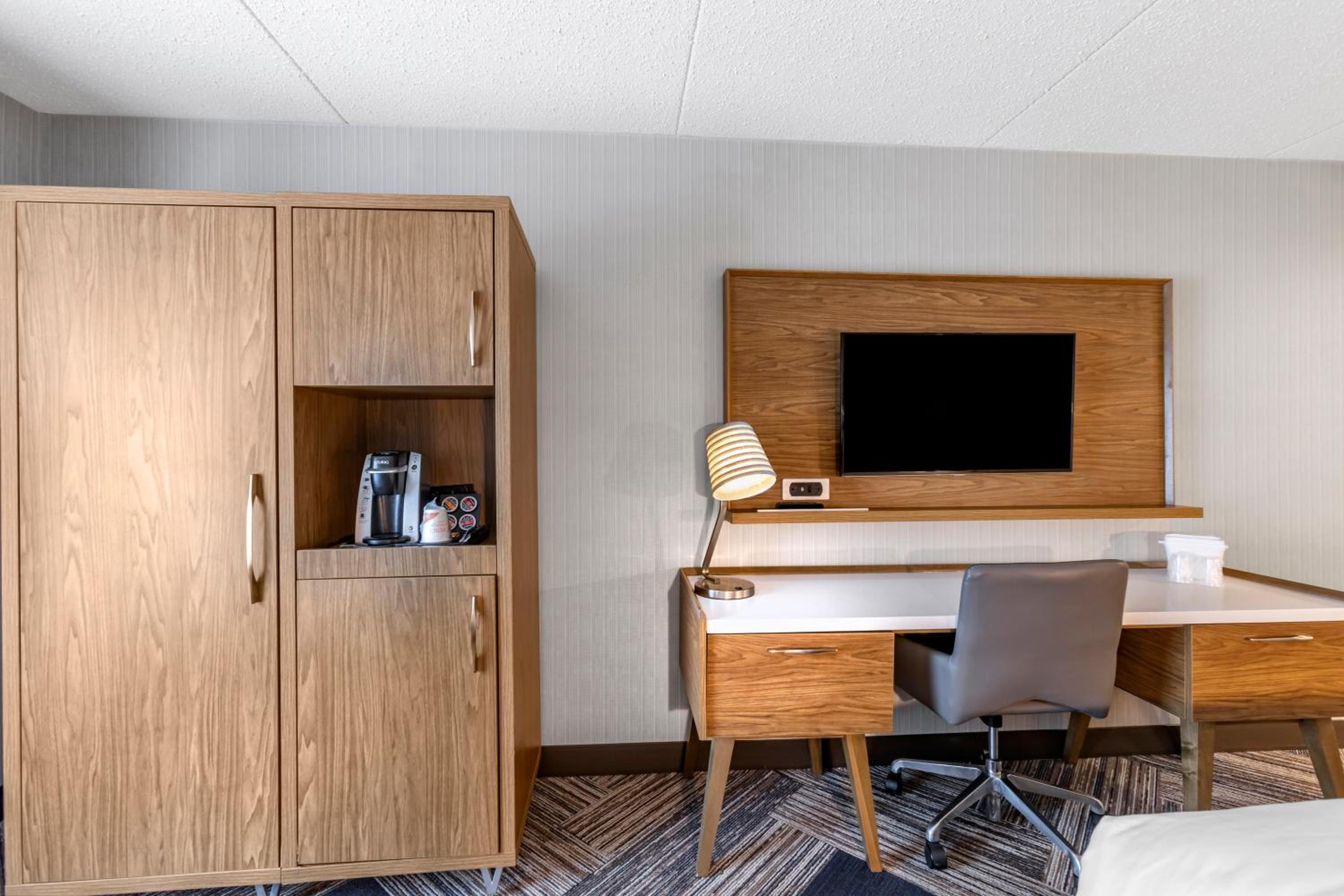 King Room - Non-Smoking - Photo 10