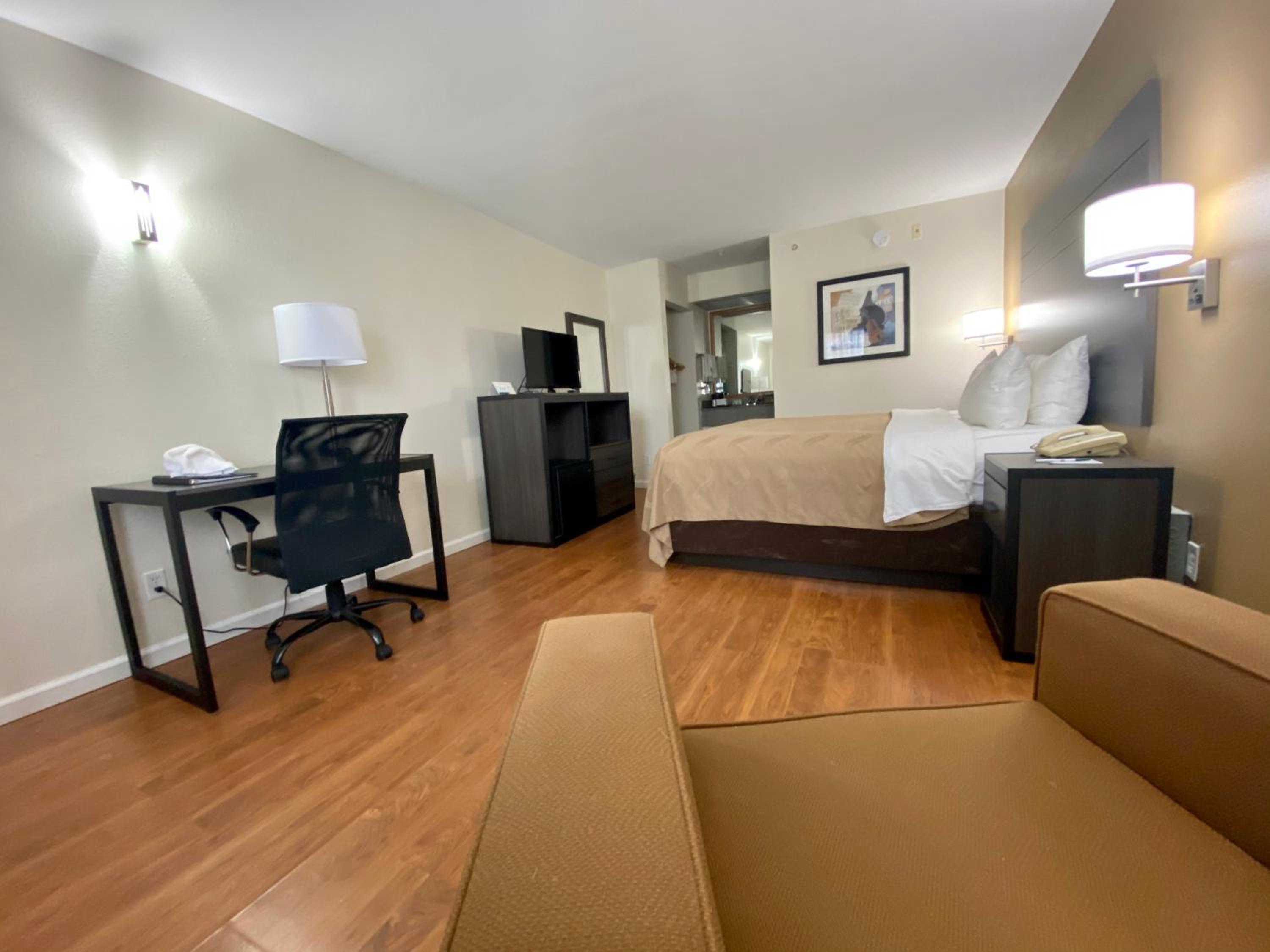 King Room - Non-Smoking - Photo 1