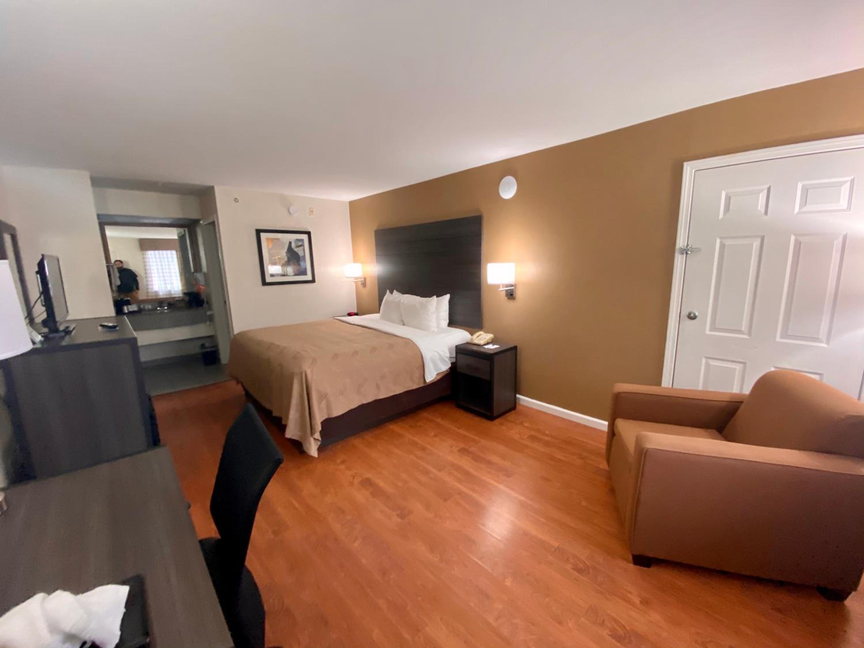 King Room - Non-Smoking - Photo 3
