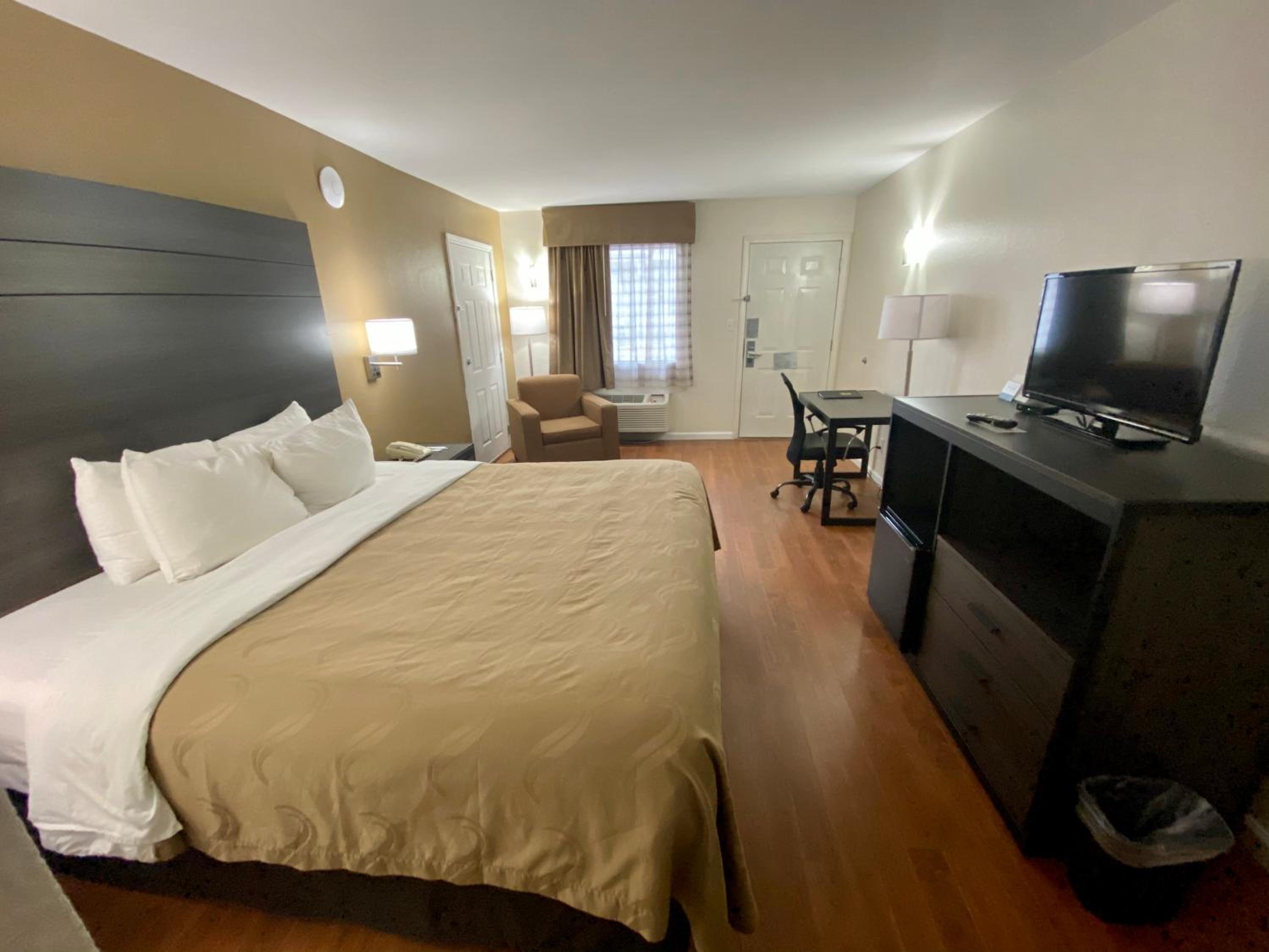 King Room - Non-Smoking - Photo 2