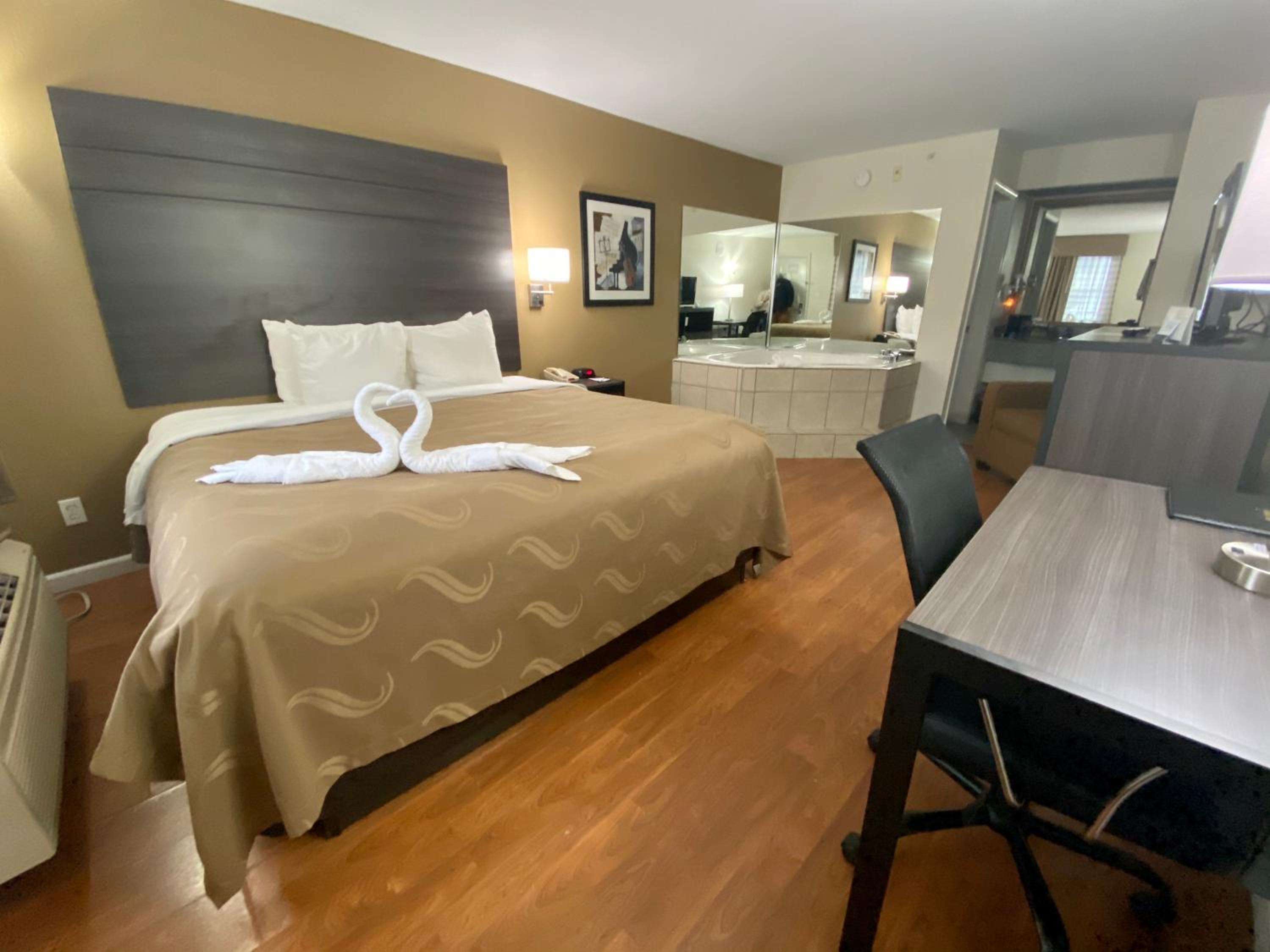 King Room with Hot Tub - Non-Smoking - Photo 3