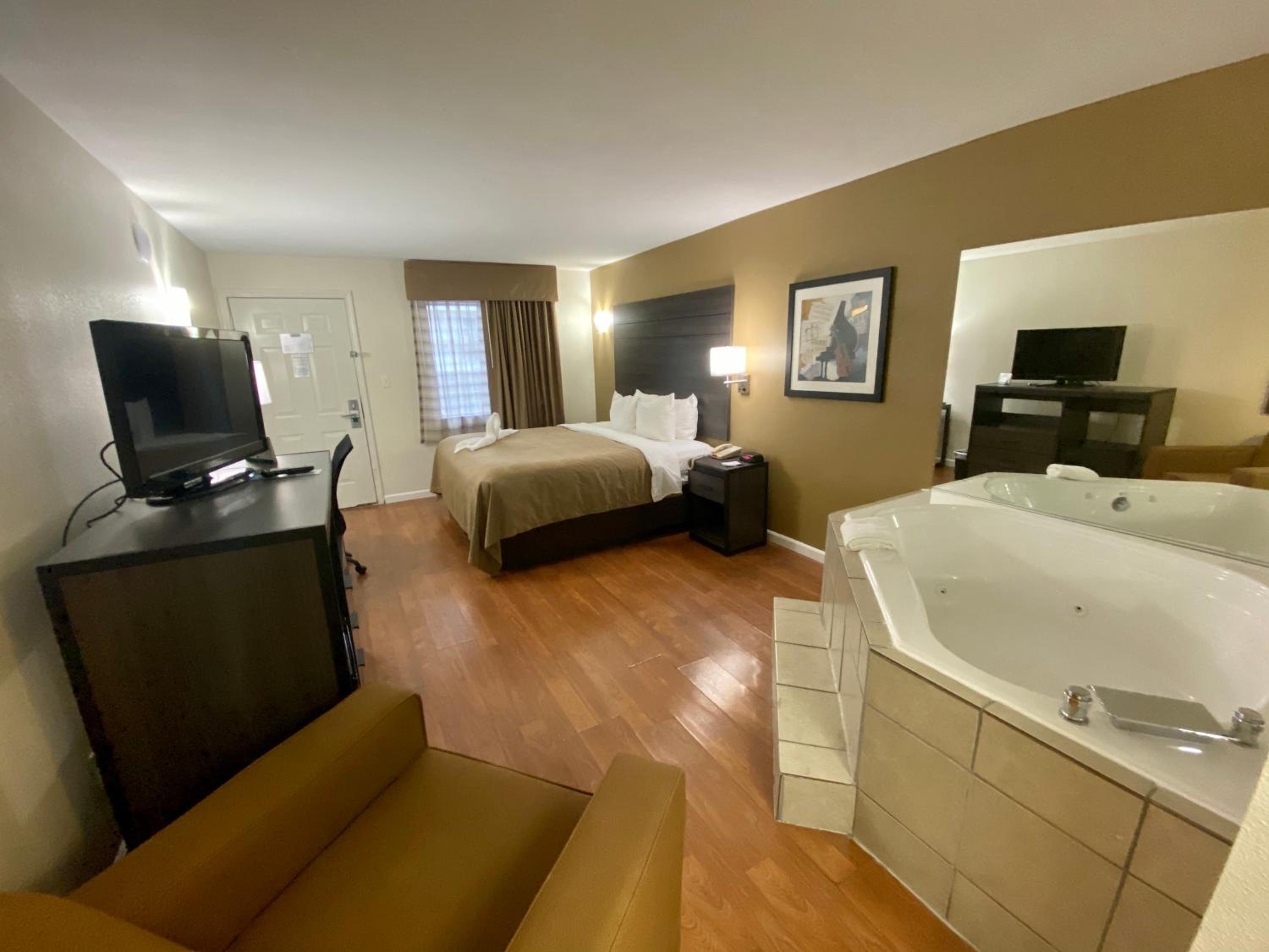 King Room with Hot Tub - Non-Smoking - Photo 4
