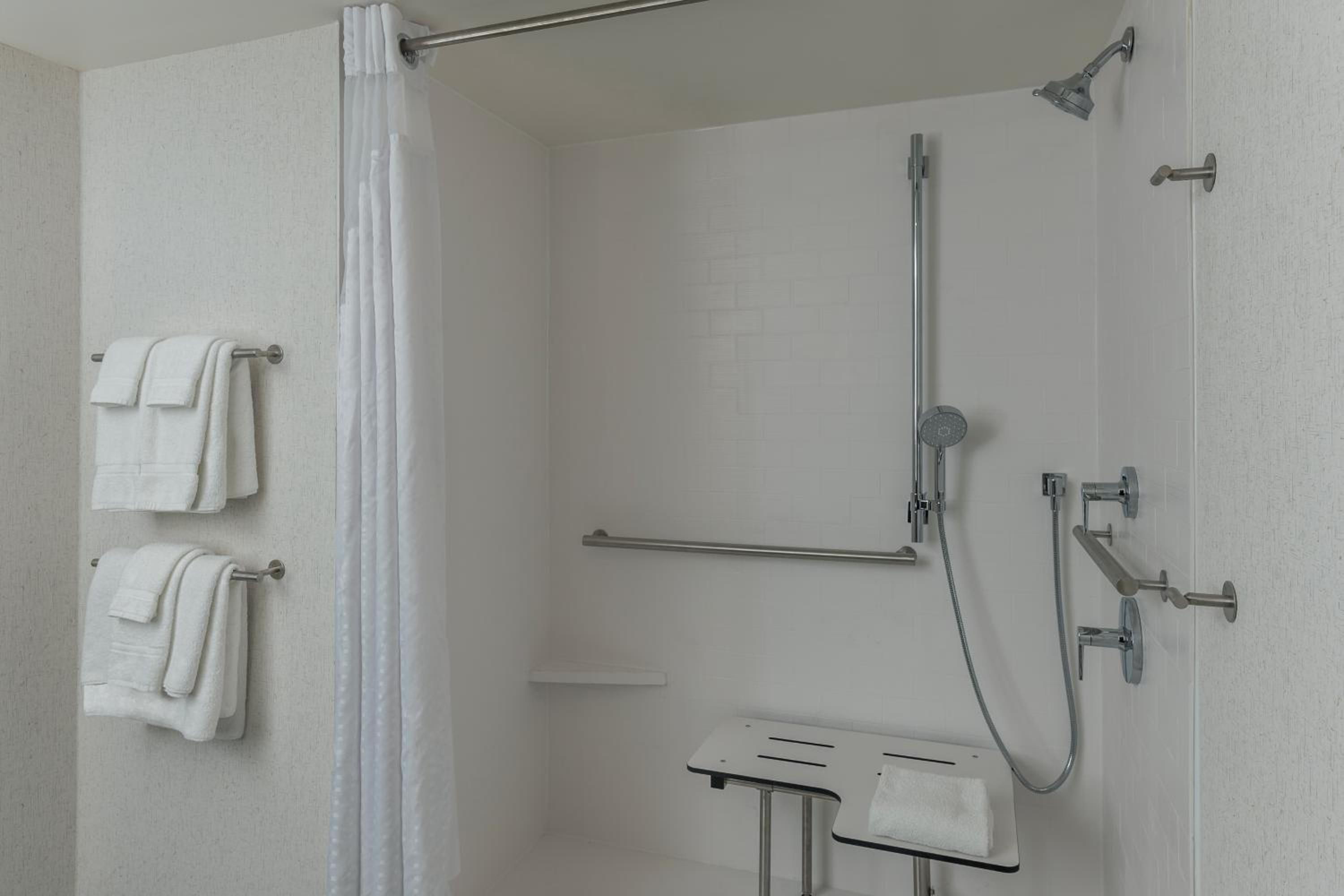 Standard King Room with Harbor View and Balcony - Accessible - Photo 4