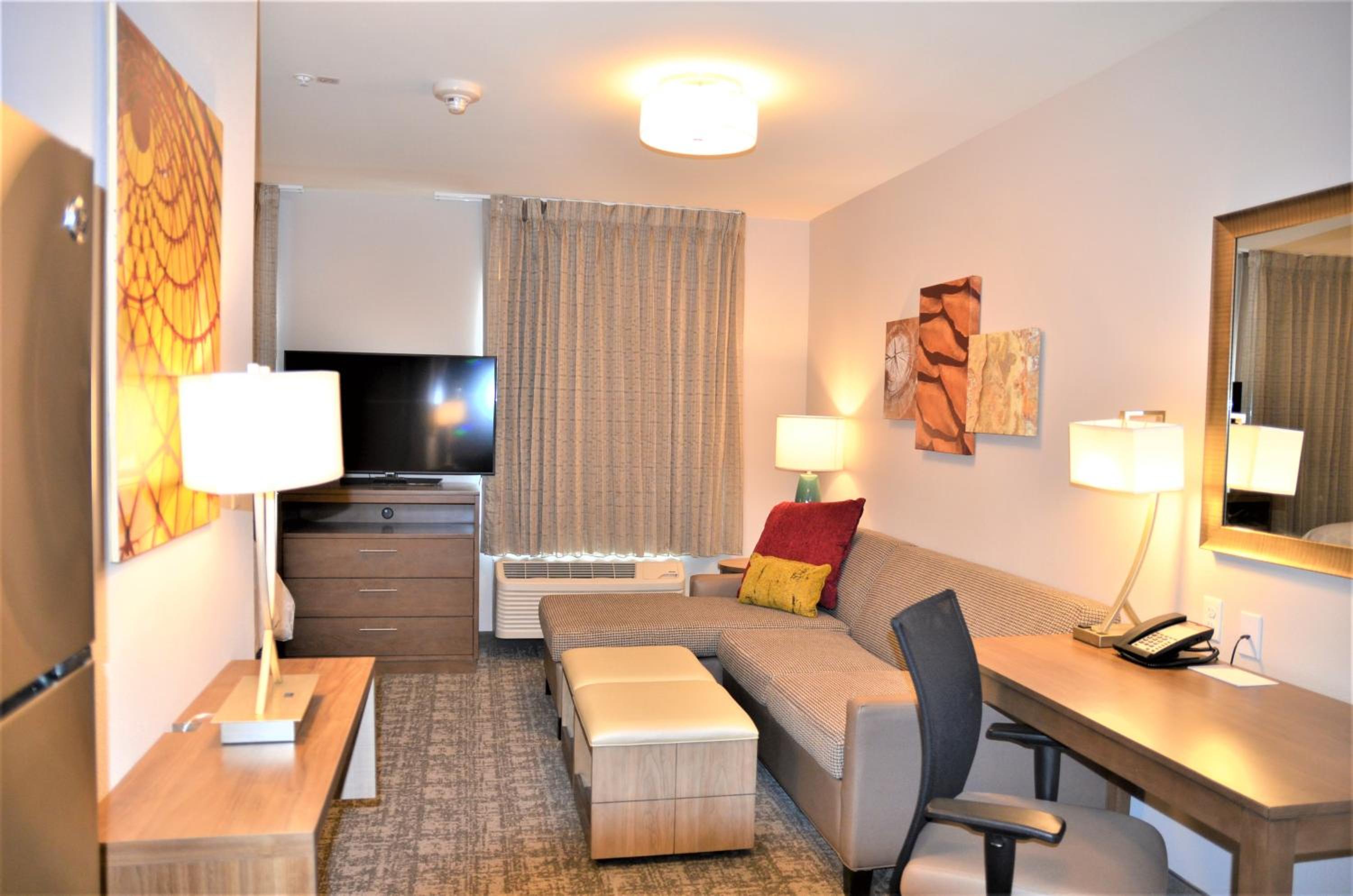 Queen Studio Suite - Photo 13