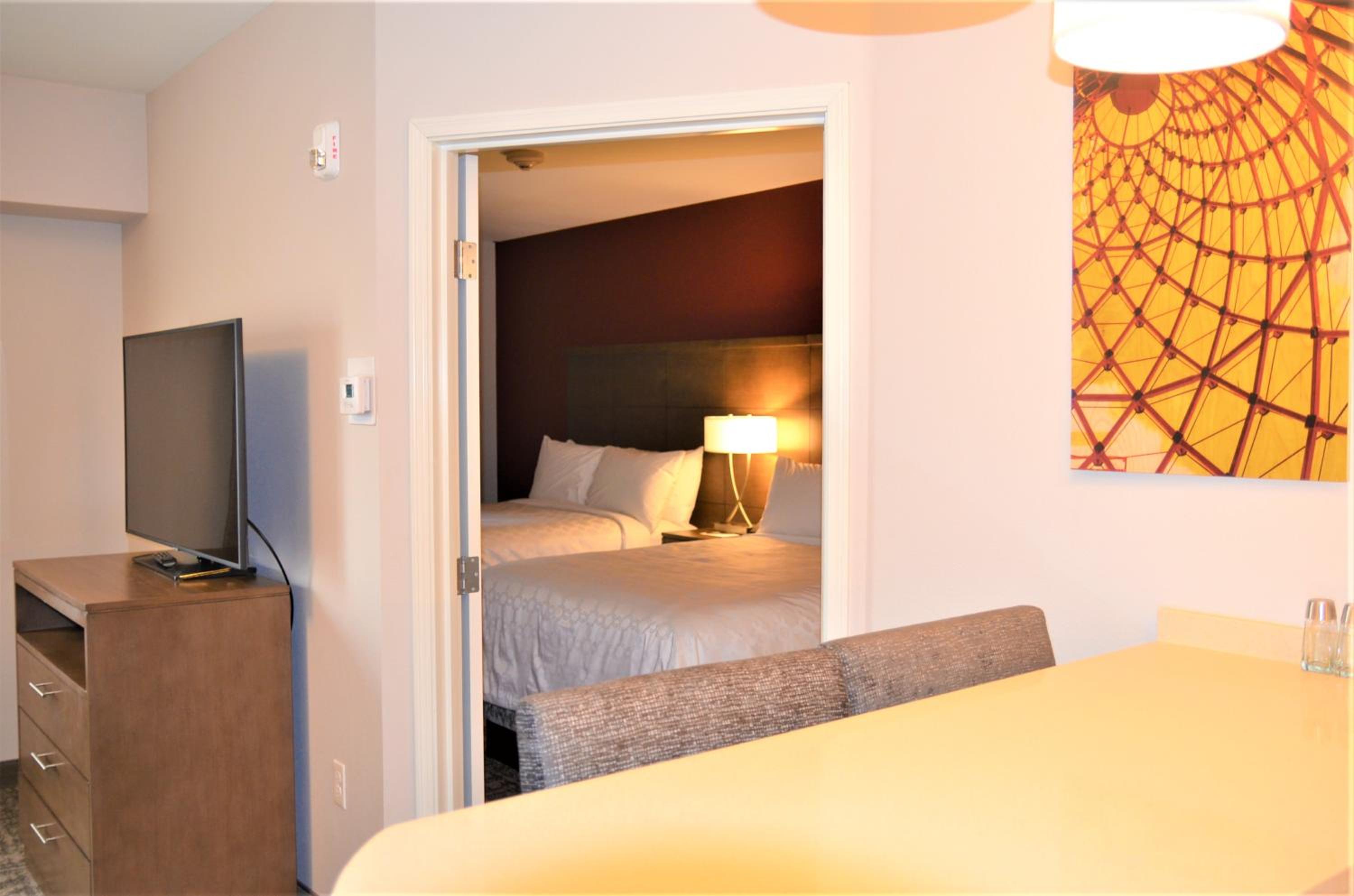Two Bedroom Suite with One Queen Bed and Two Double Beds - Non-Smoking - Photo 3