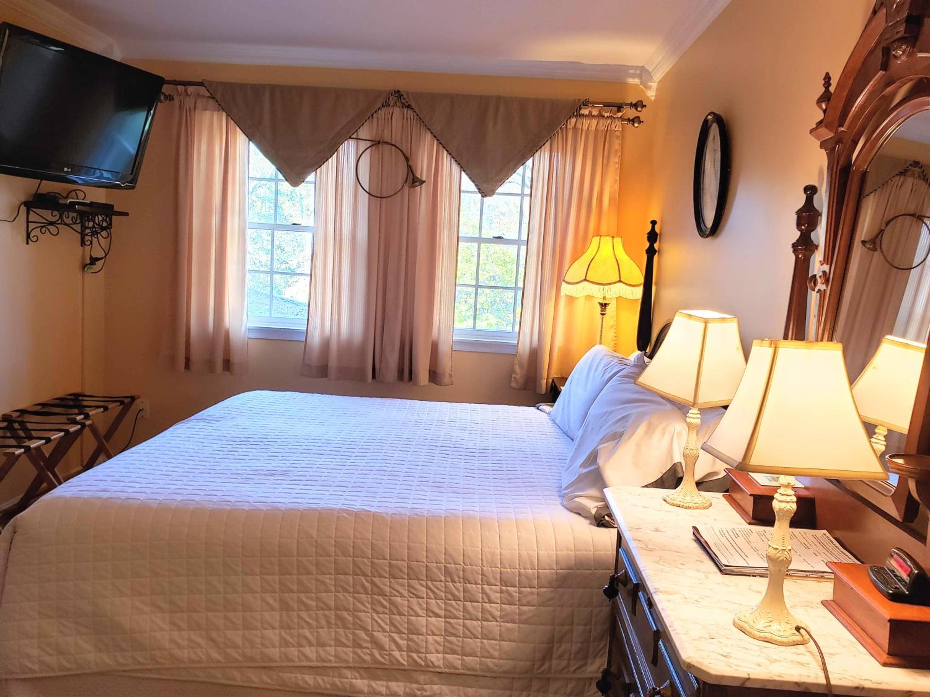 Queen Room photo 2