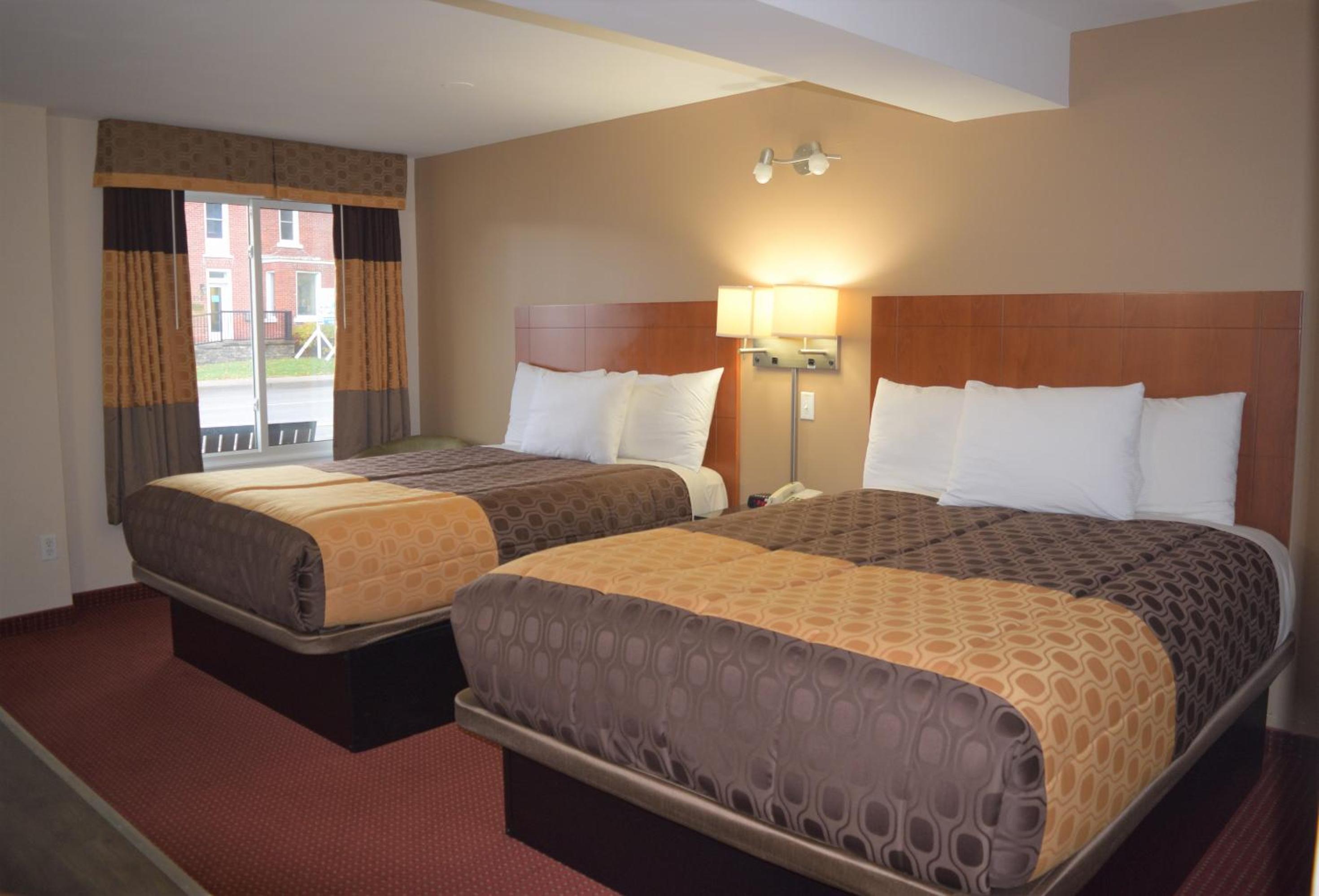 Queen Room with Two Queen Beds - Non-Smoking - Photo 4