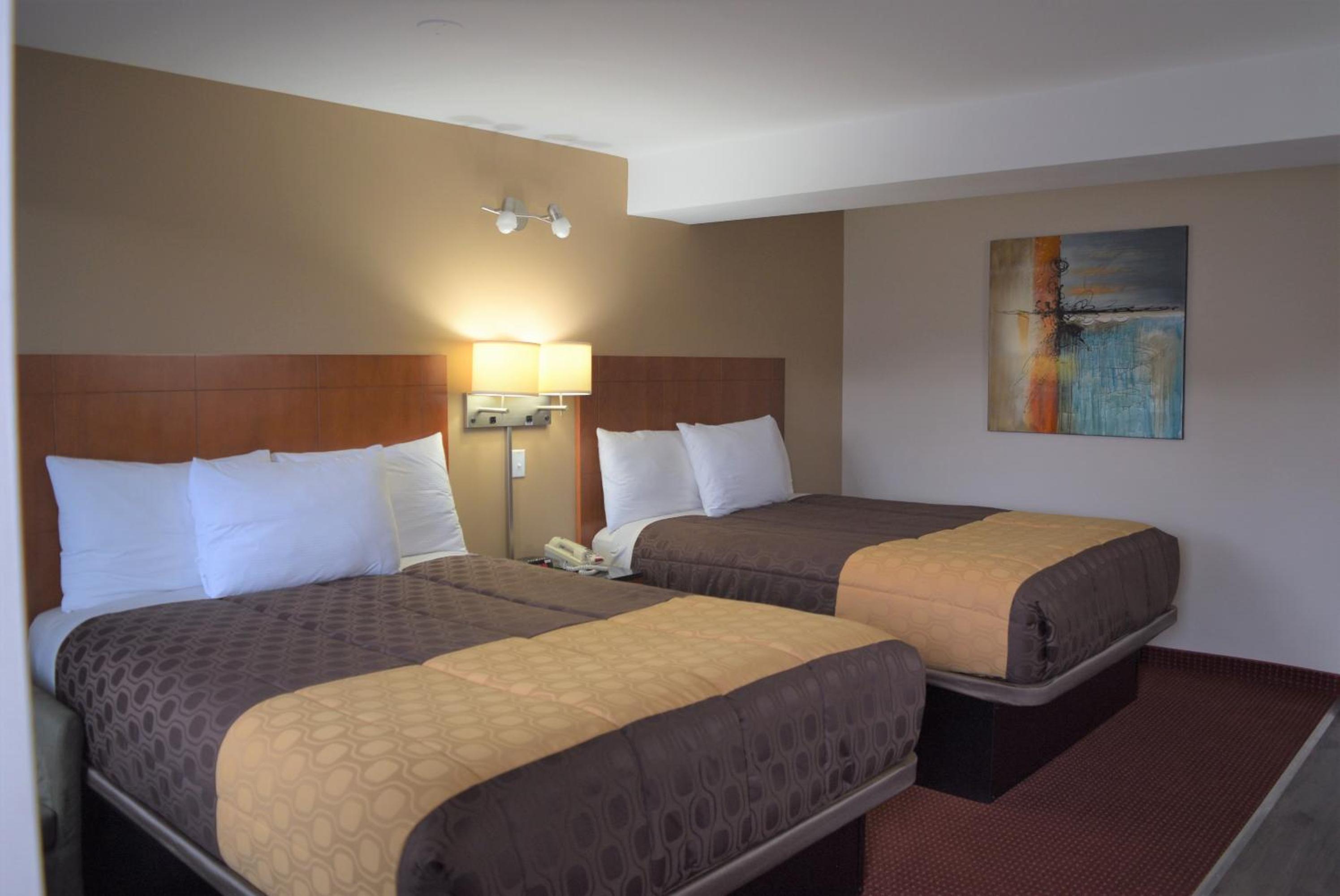 Queen Room with Two Queen Beds - Non-Smoking - Photo 2