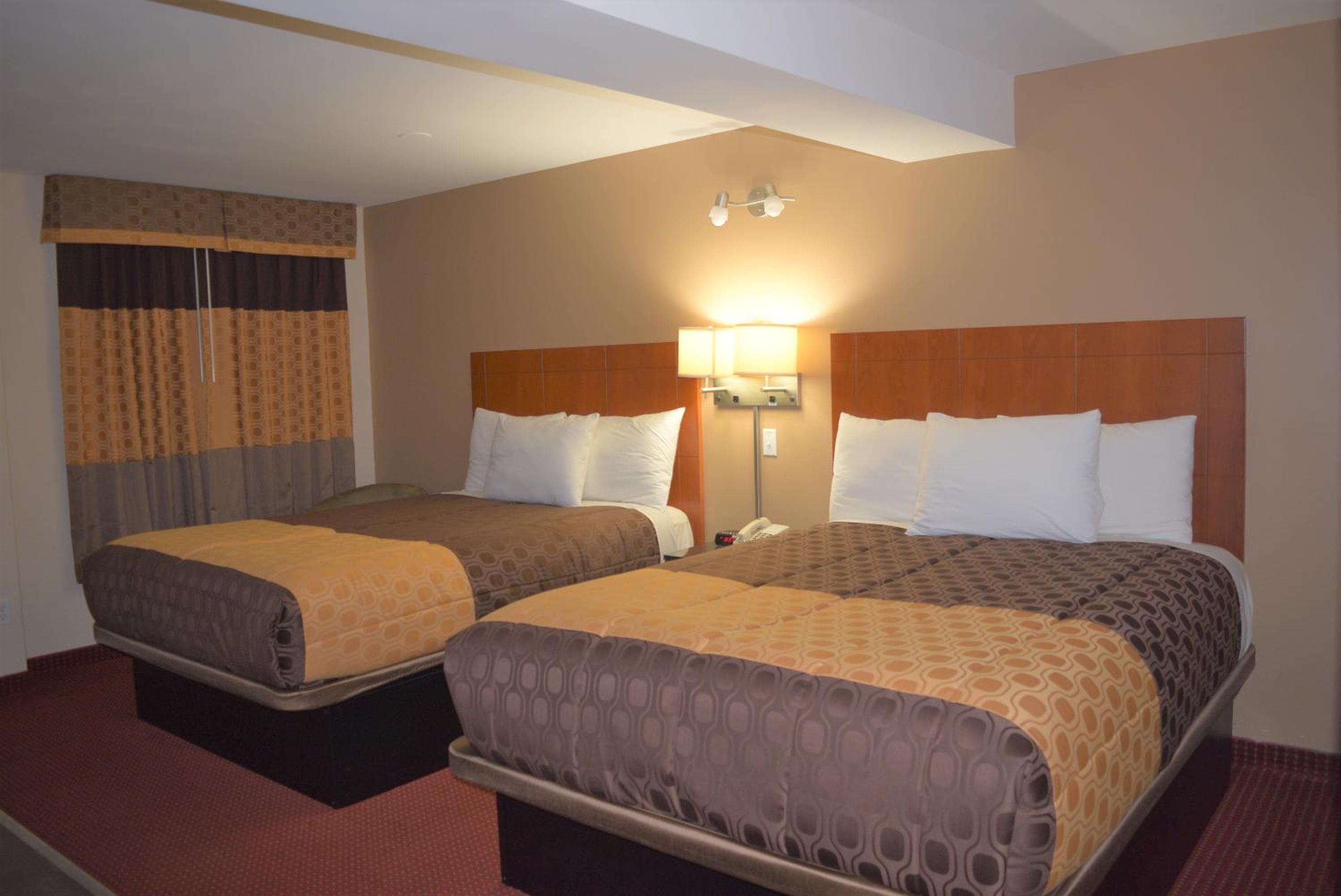 Queen Room with Two Queen Beds - Non-Smoking - Photo 5