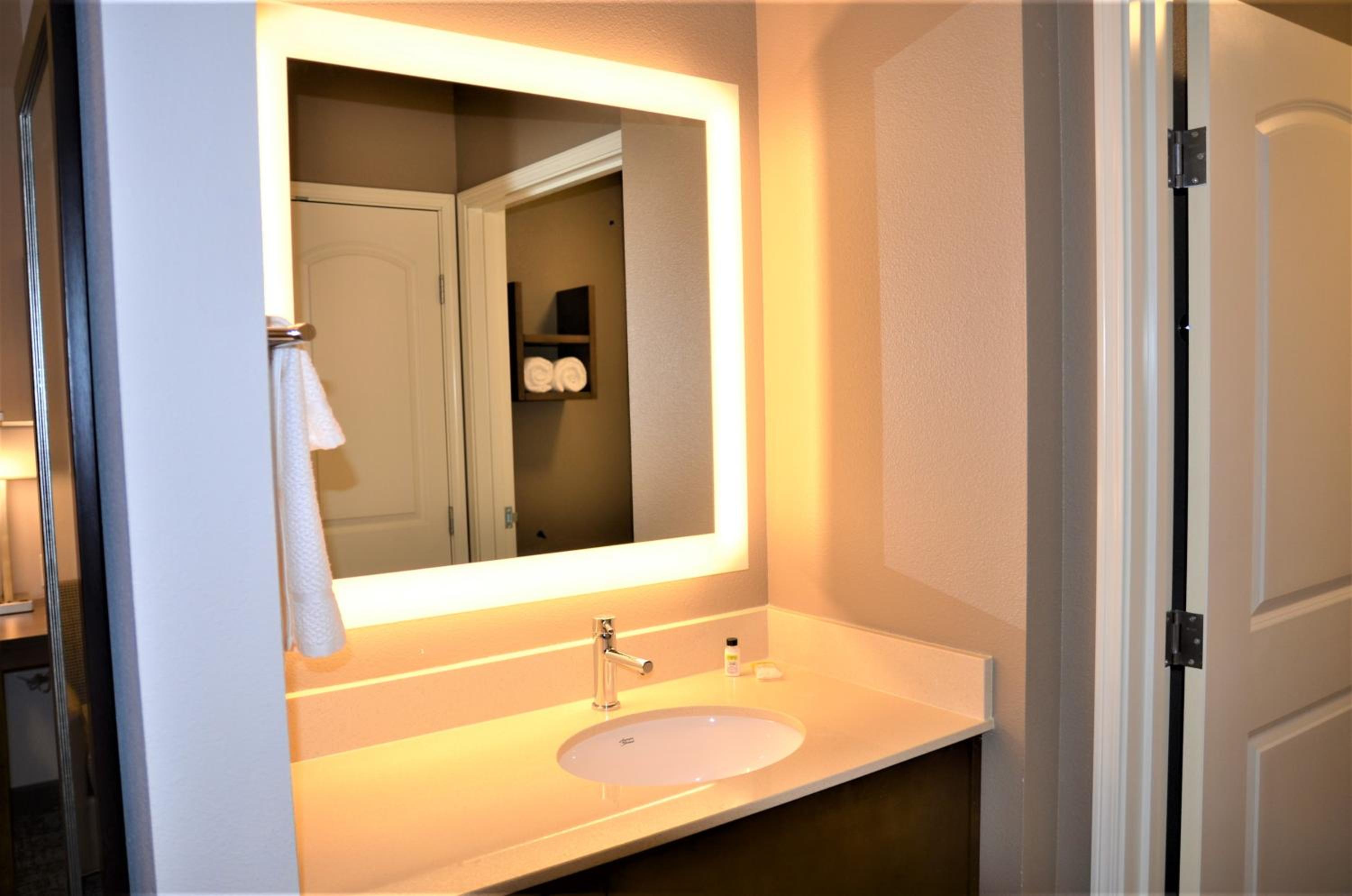 One-Bedroom King Suite - Photo 6