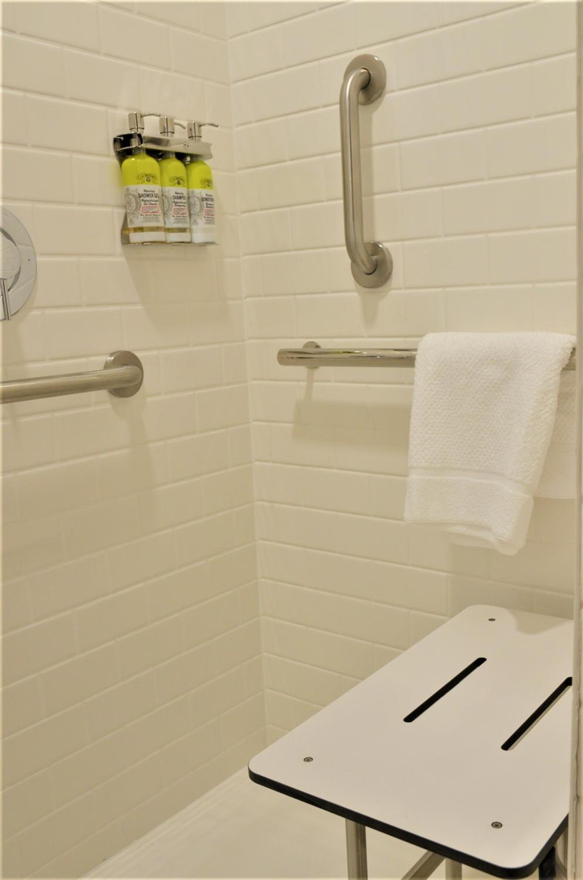 Queen Studio Suite with Bath Tub - Mobility Accessible - Non-Smoking - Photo 2