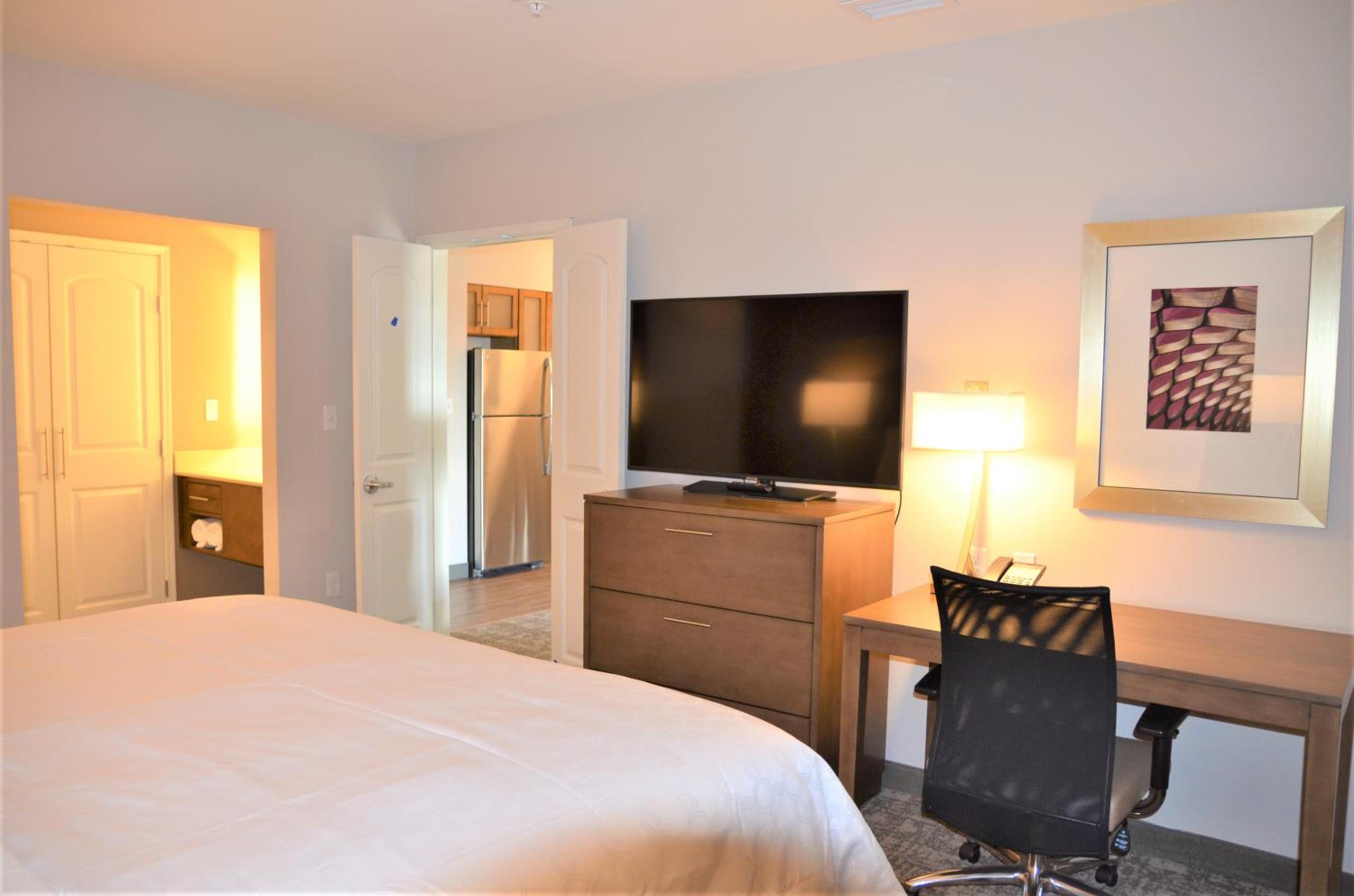 One-Bedroom Suite - Photo 3