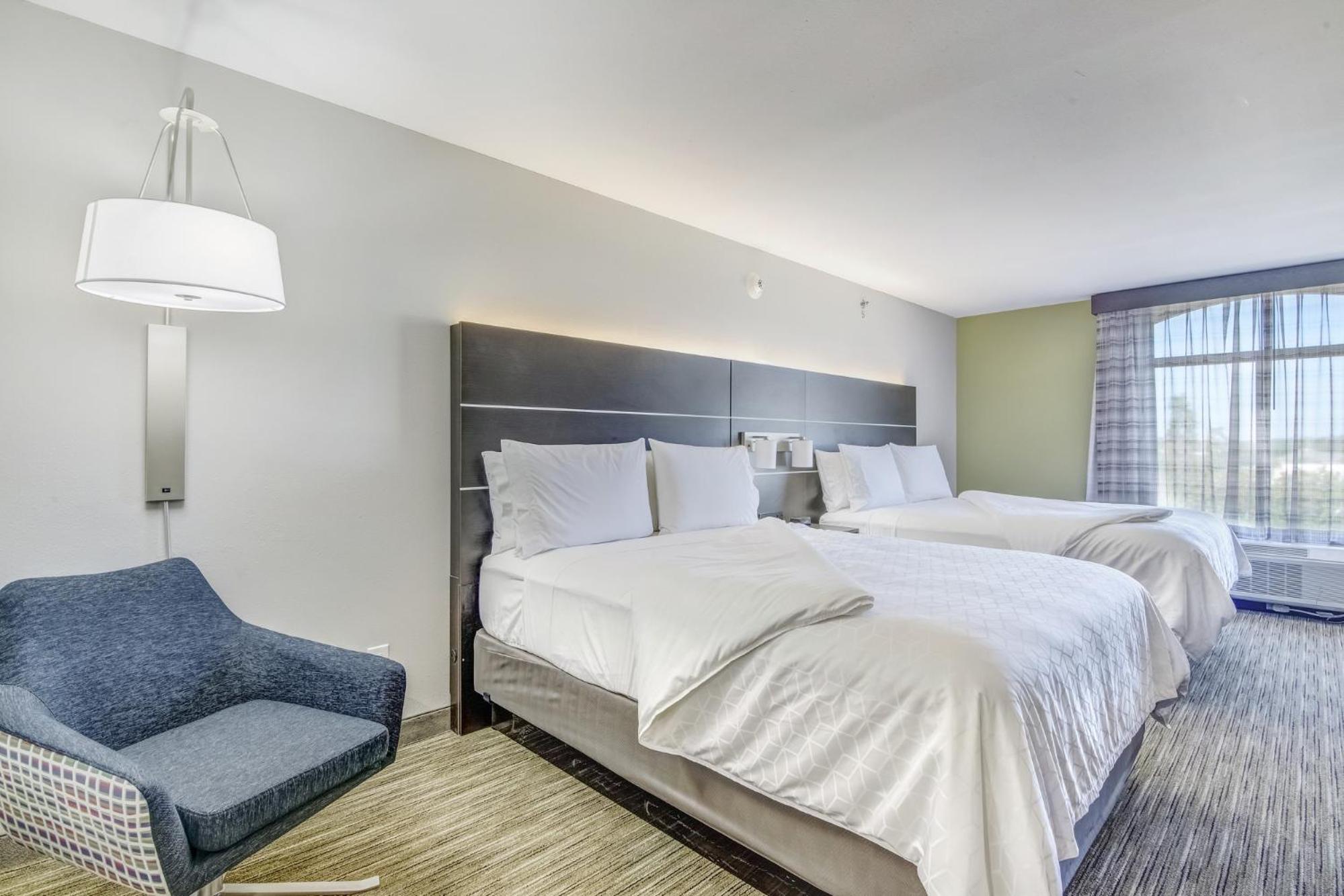Standard Queen Room with Two Queen Beds - Photo 8