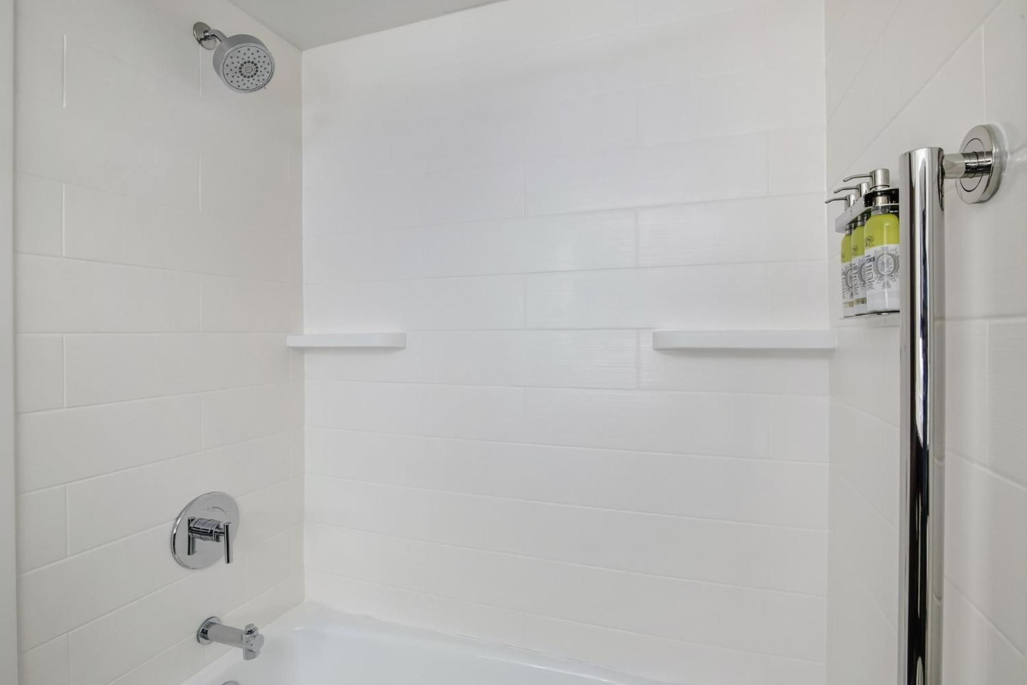 Standard King Room - Photo 19