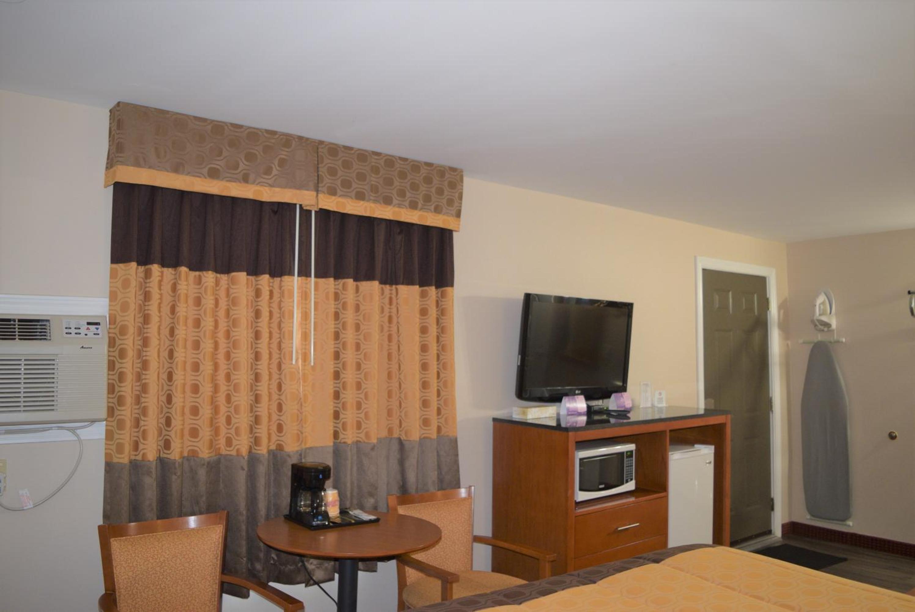 King Room - Non-Smoking - Photo 2