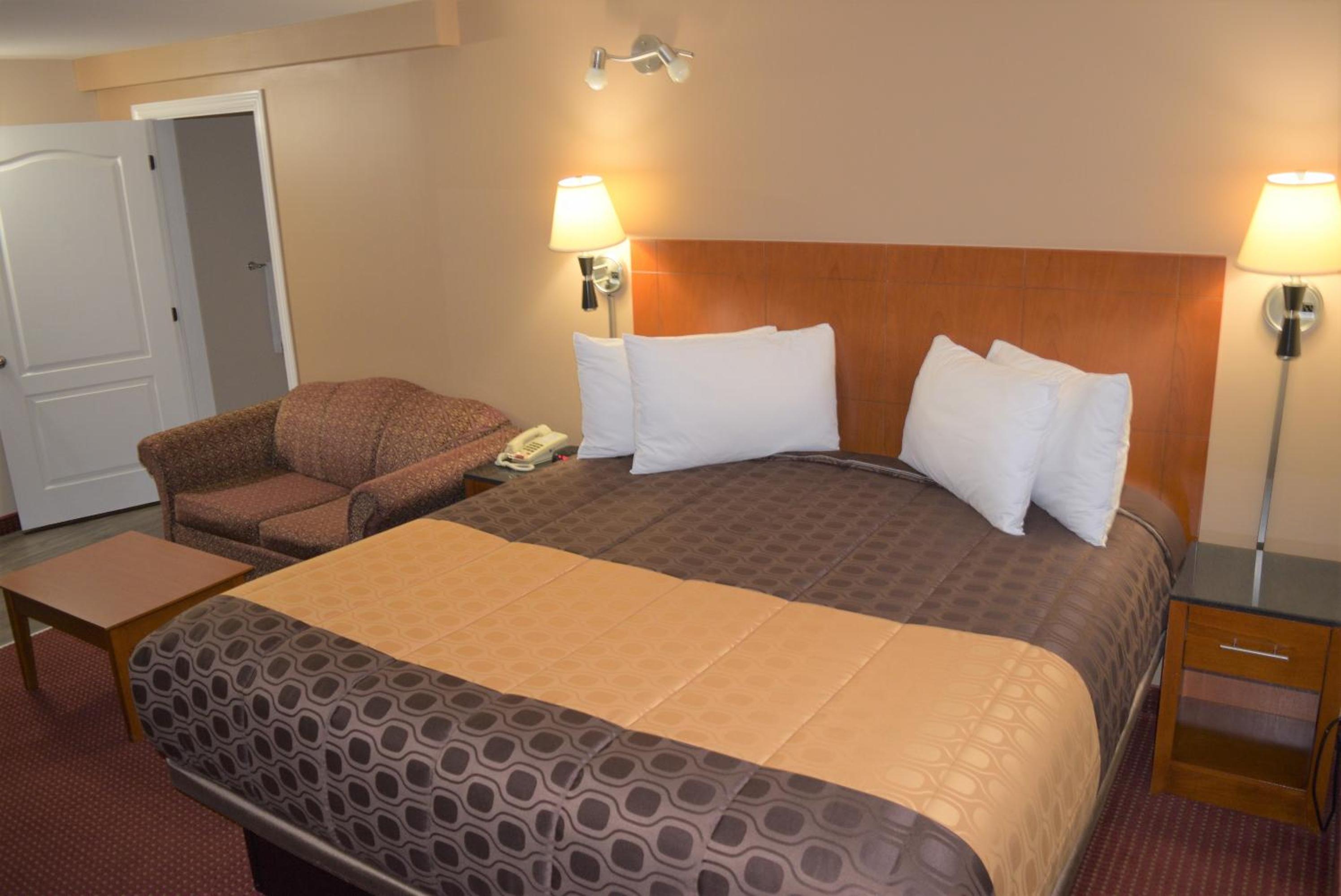 King Room - Non-Smoking - Photo 4