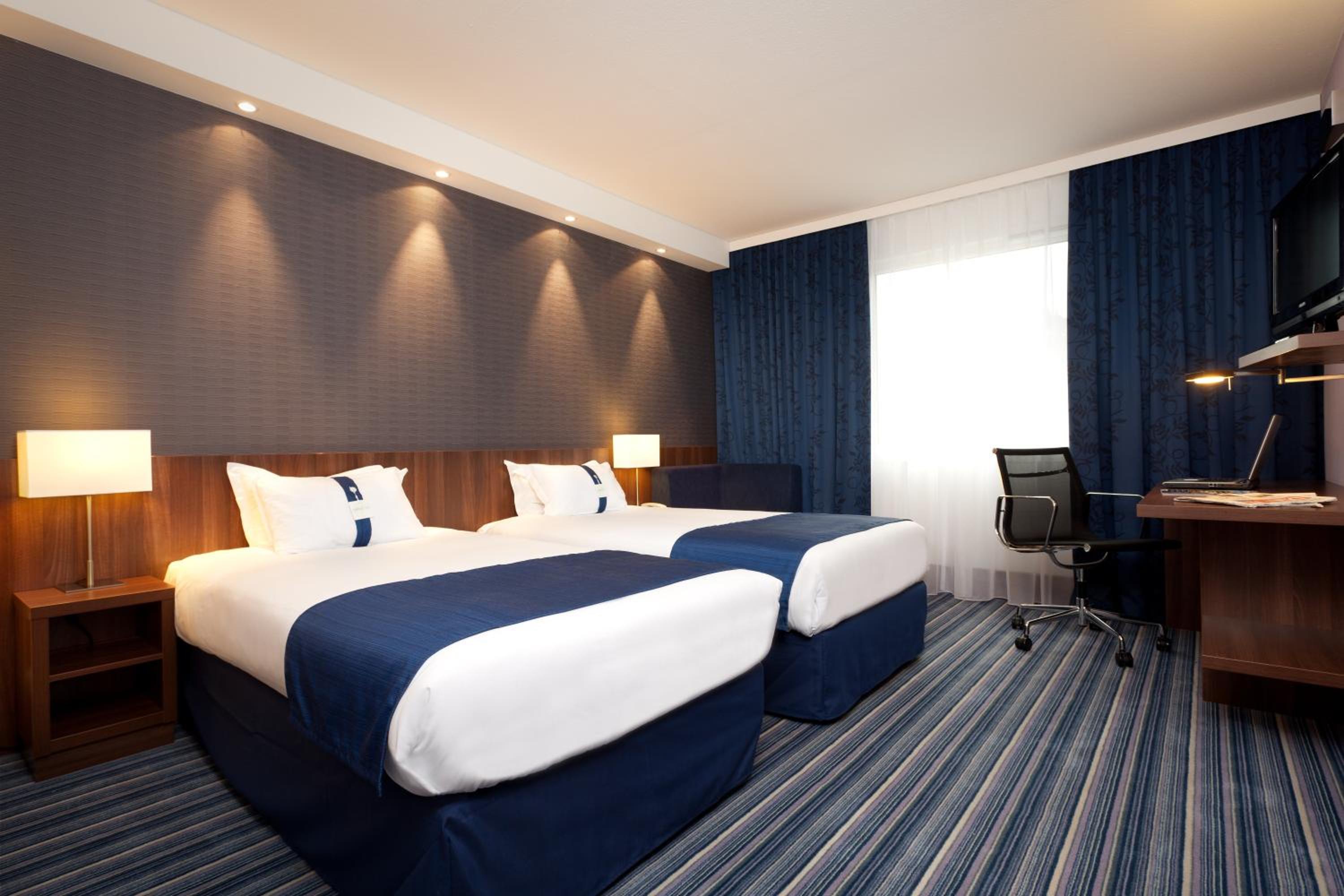 Standard Twin Room with Free Breakfast - Photo 7