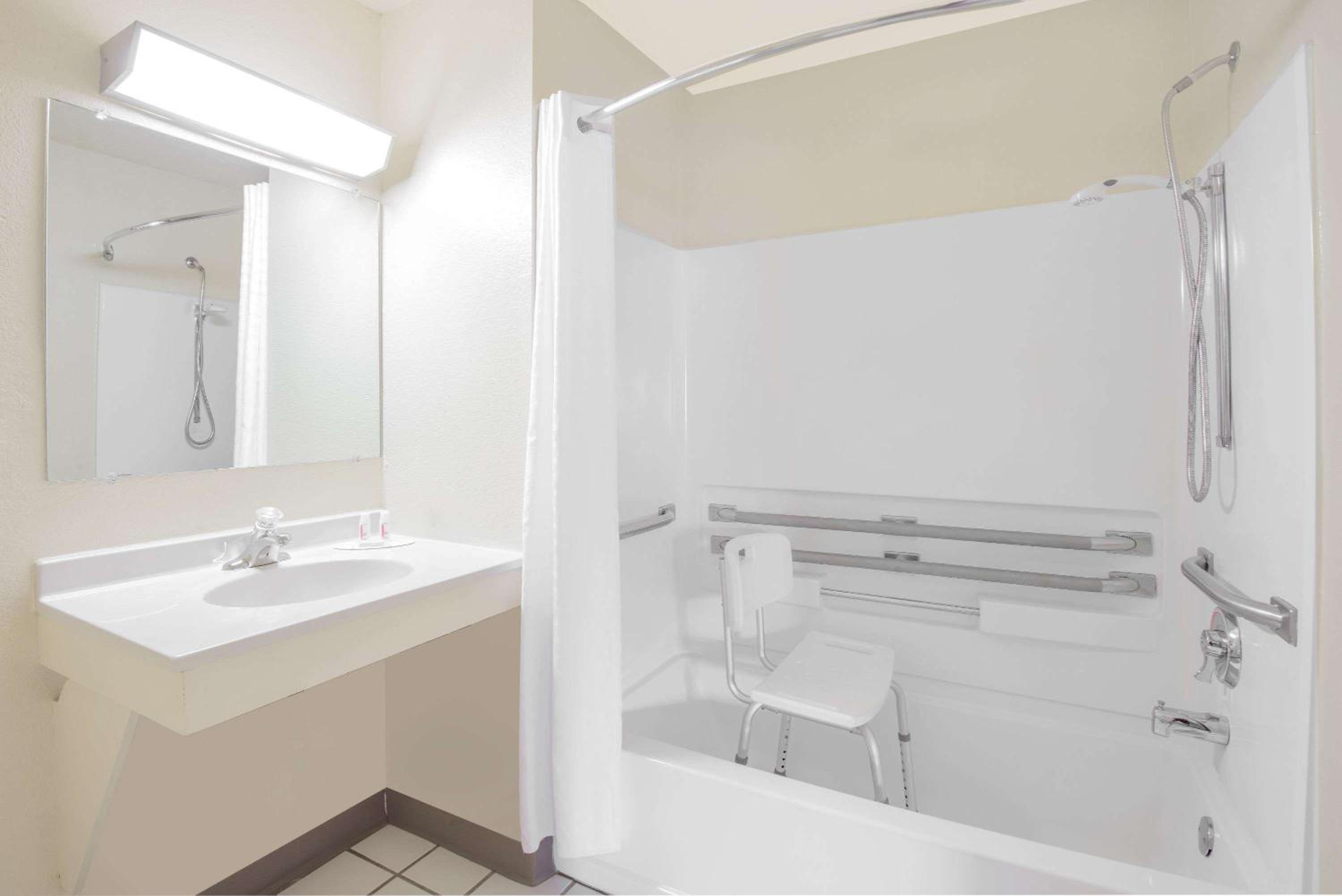 Queen Room - Mobility Access/Non-Smoking photo 3
