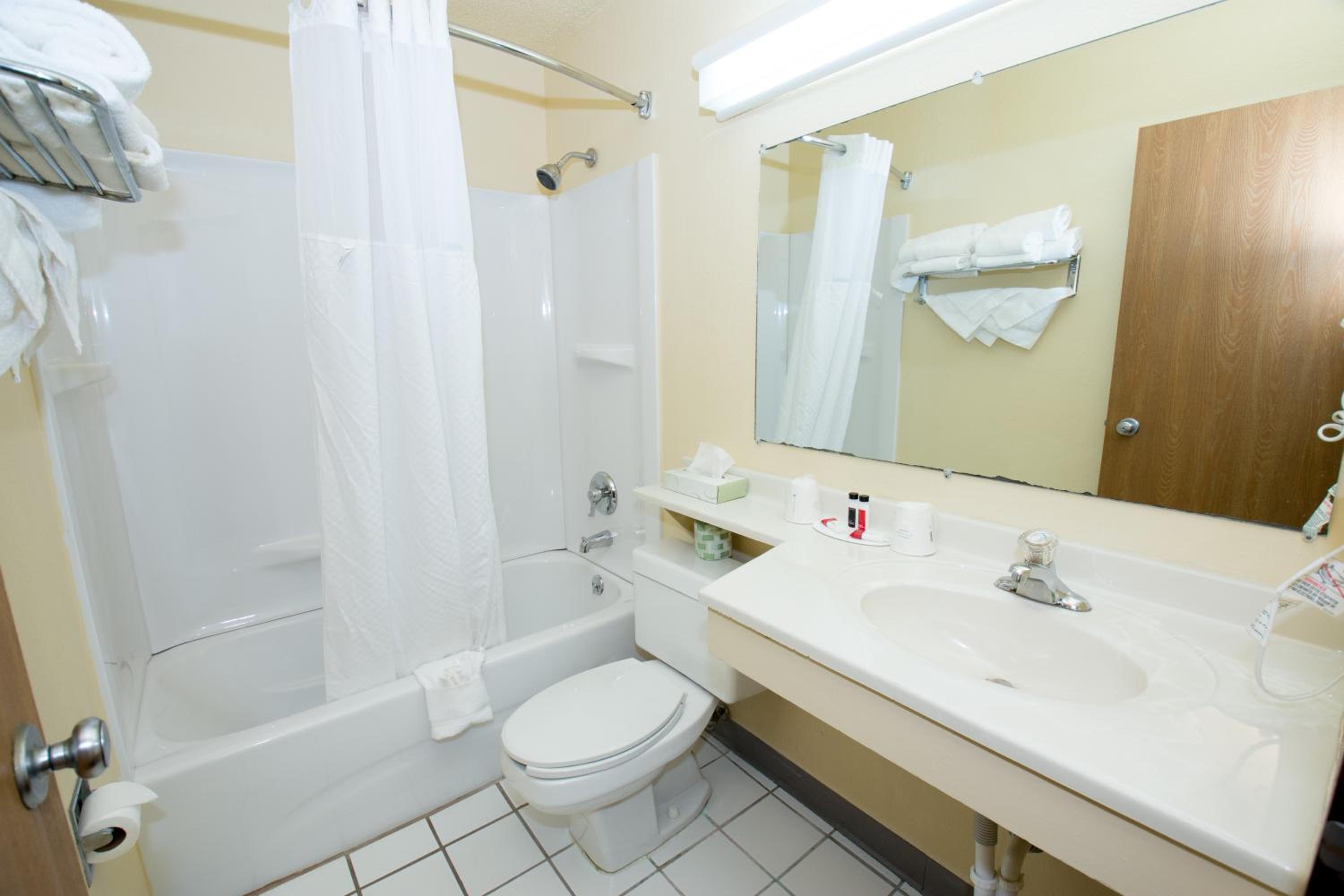 Deluxe Double Room with Two Double Beds - Non-Smoking - Photo 5
