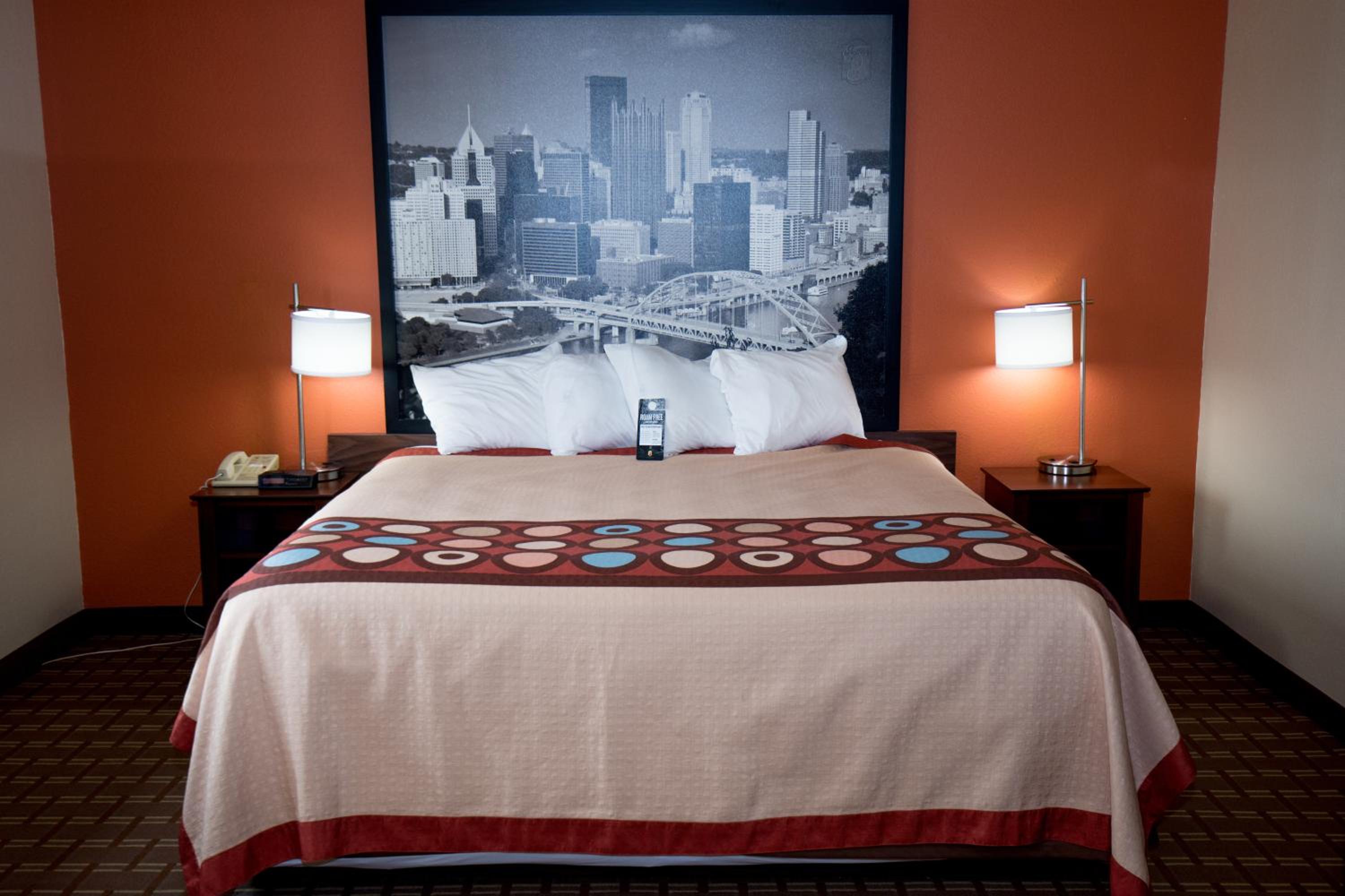 King Suite - Non-Smoking photo 3