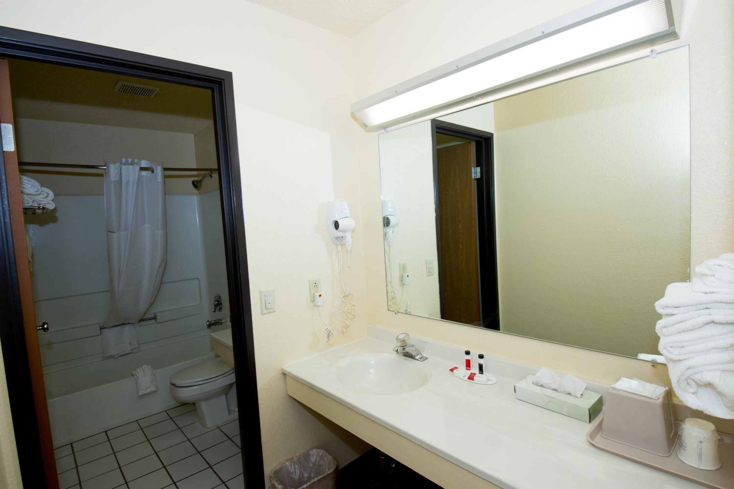 King Suite - Non-Smoking photo 2