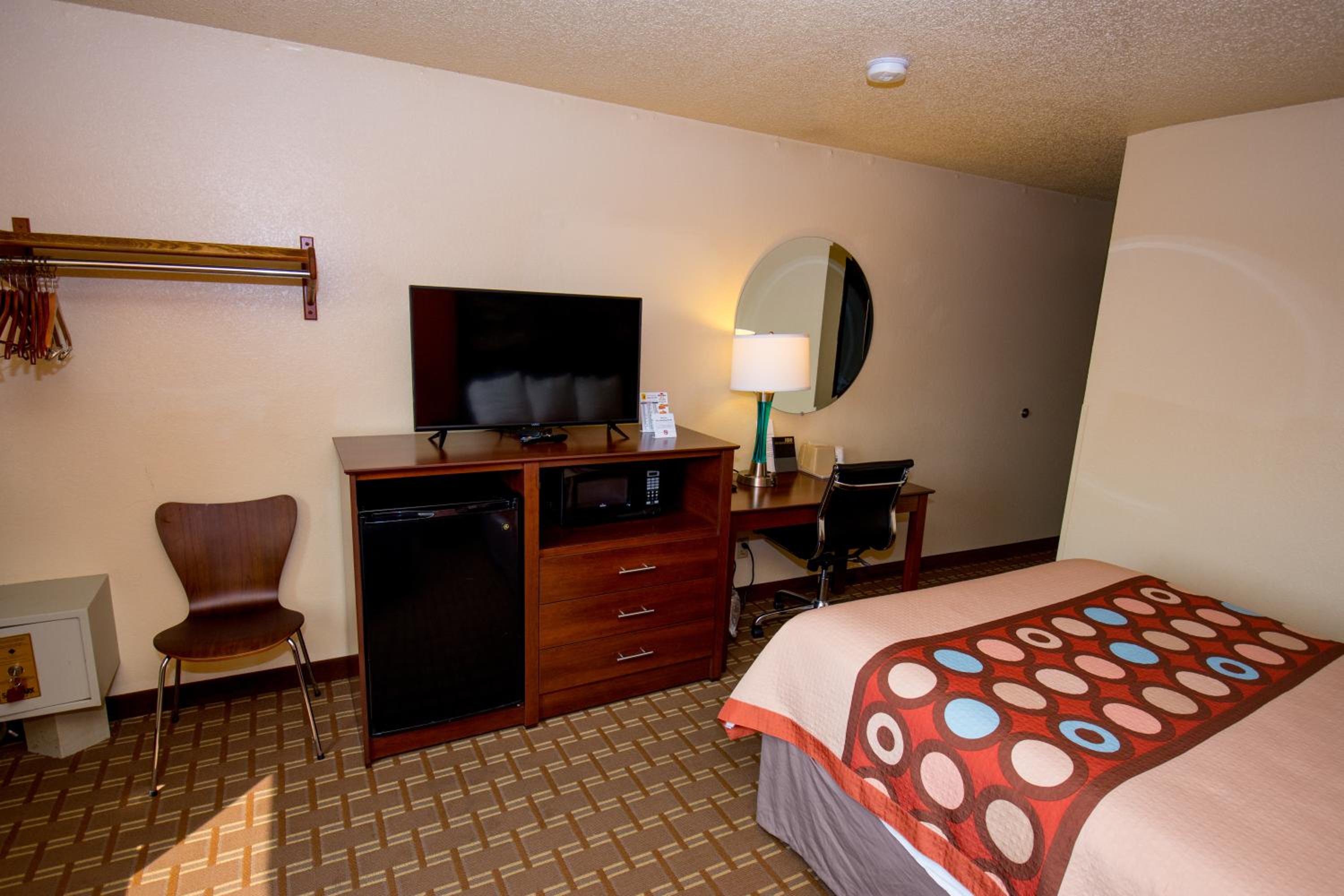 Queen Room - Non-Smoking - Photo 8