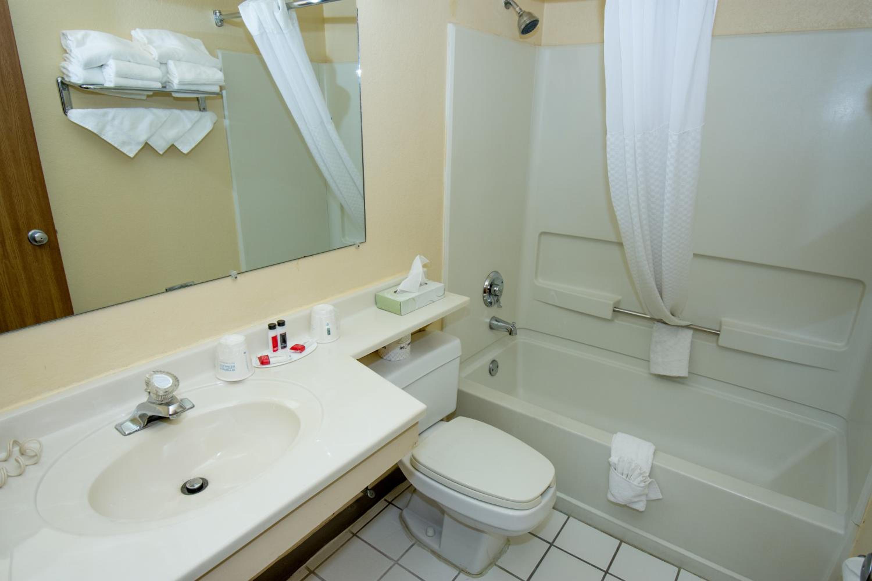 Queen Room - Non-Smoking - Photo 7