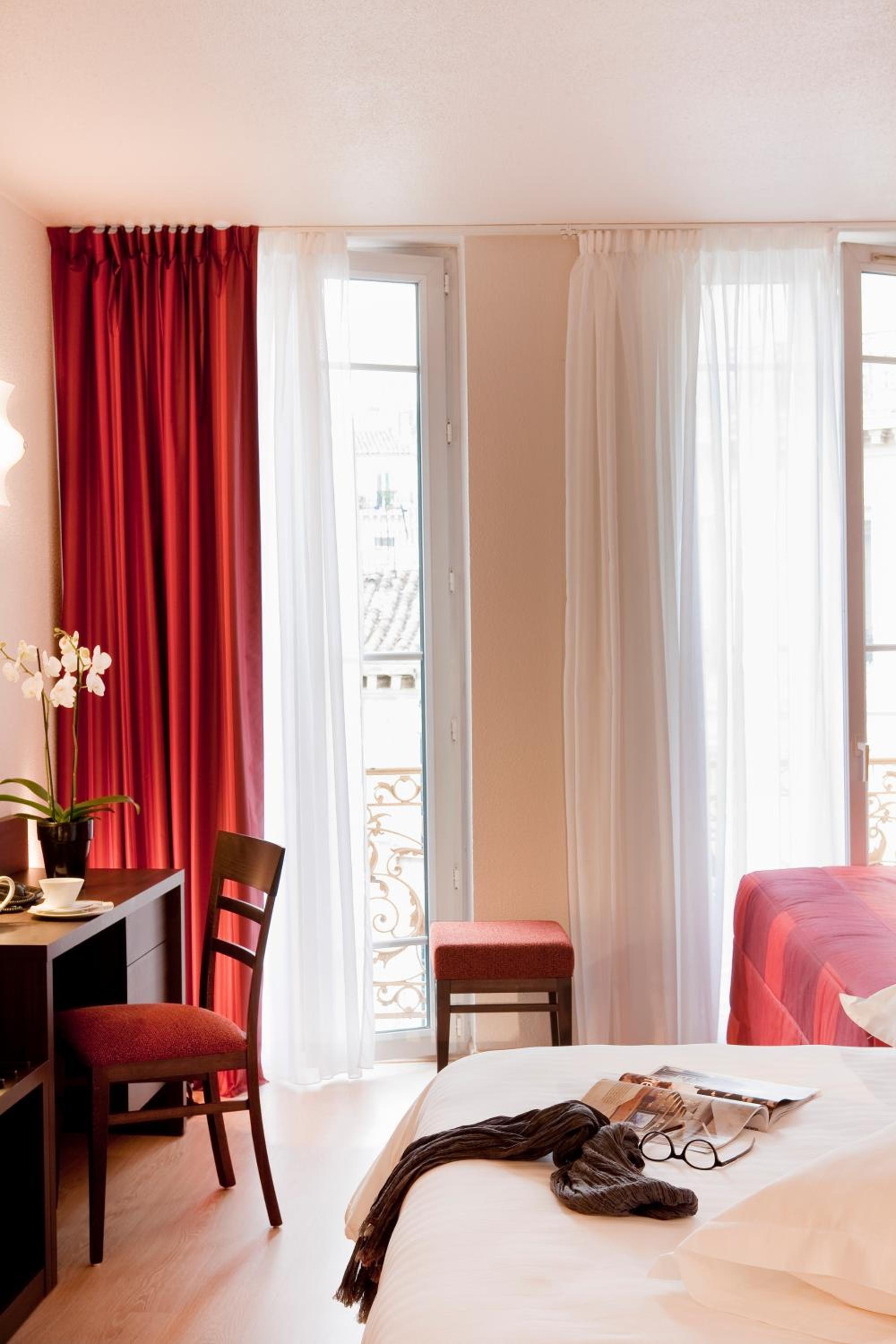 Deluxe Triple Room with Old Port Side View photo 3