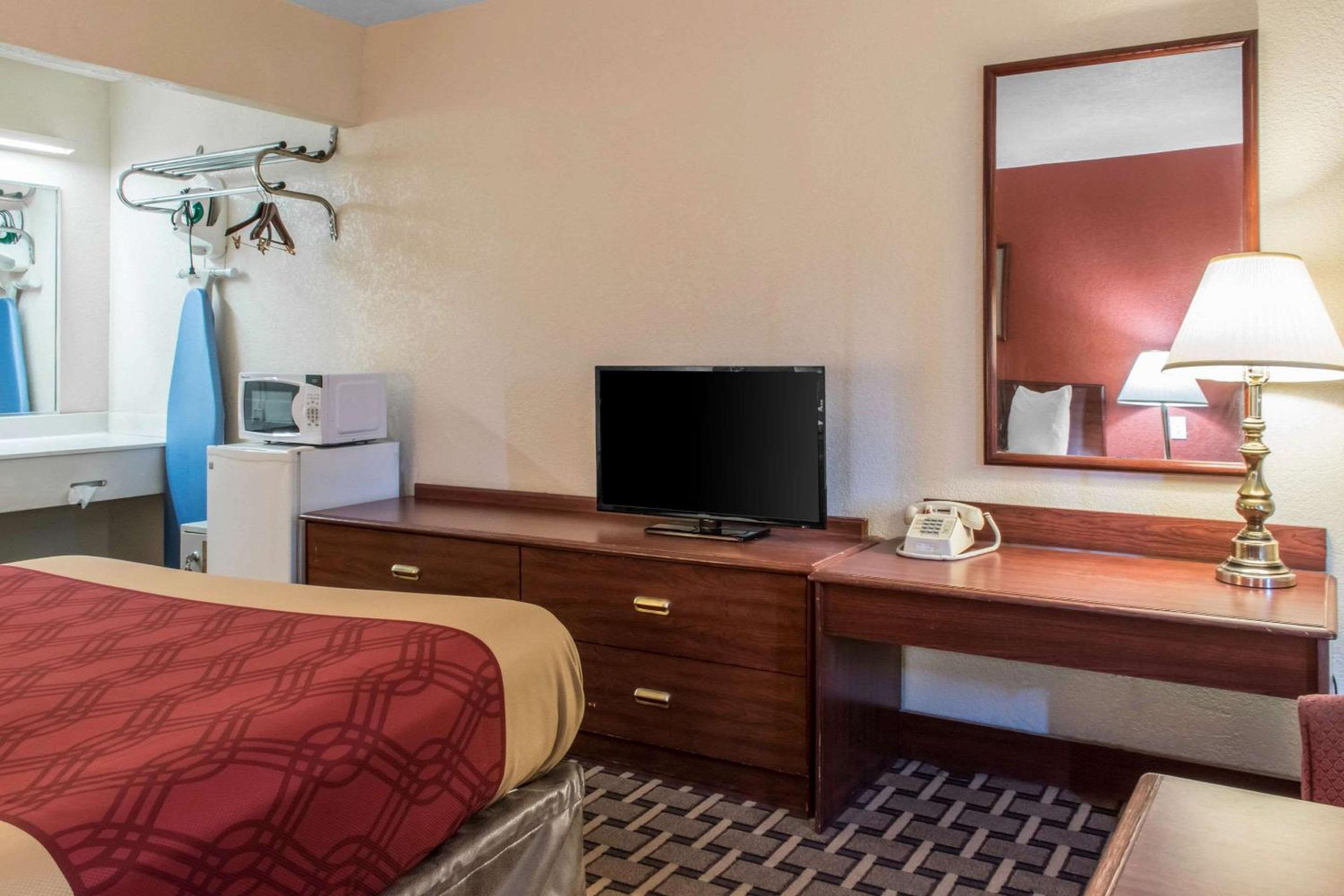 Queen Room - Non-Smoking - Photo 3