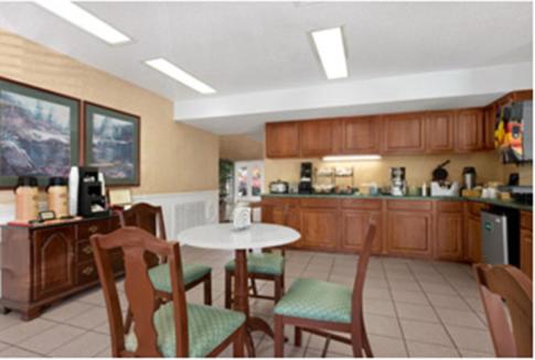 King Room - Non-Smoking - Photo 1