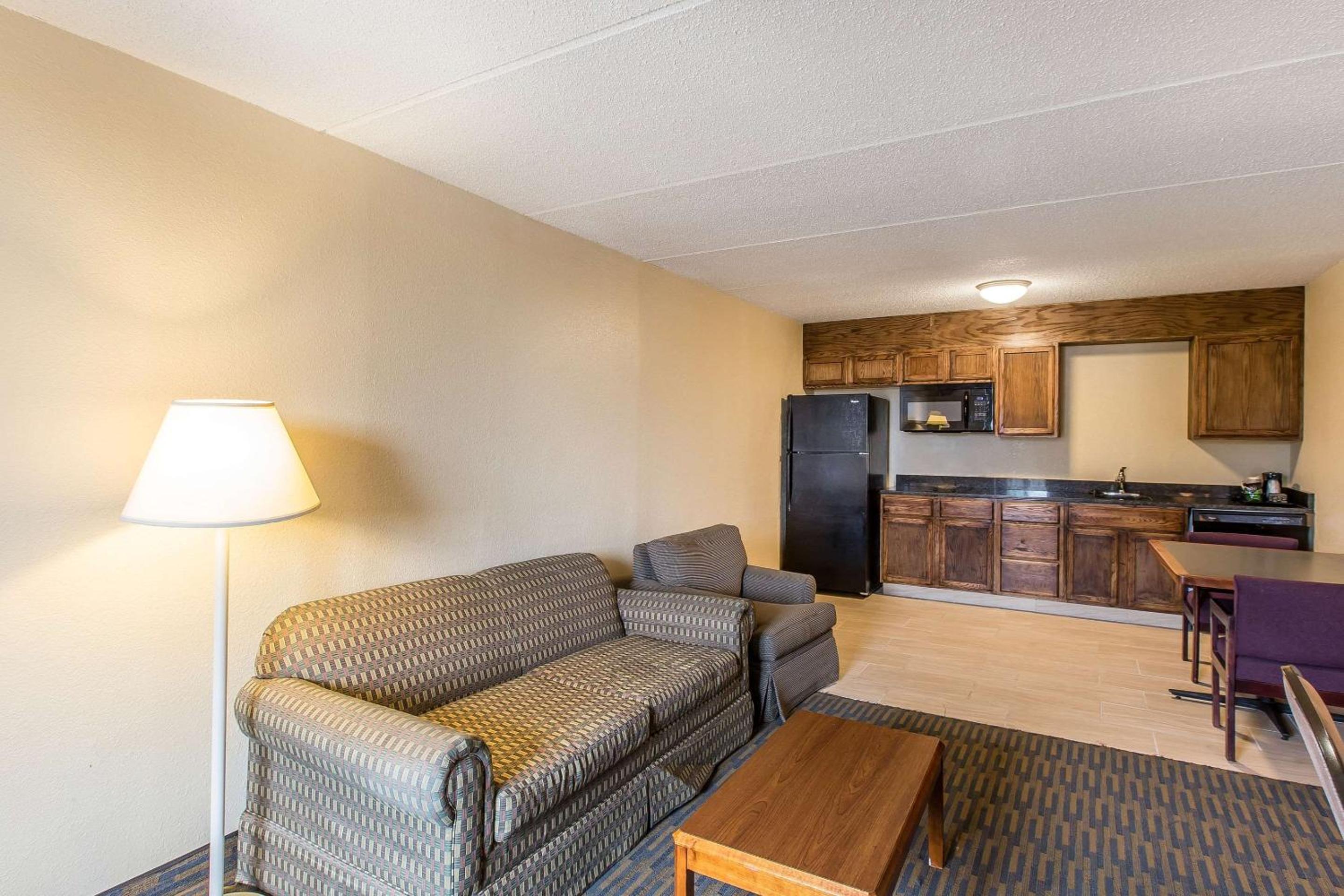 King Room - Non-Smoking - Photo 3