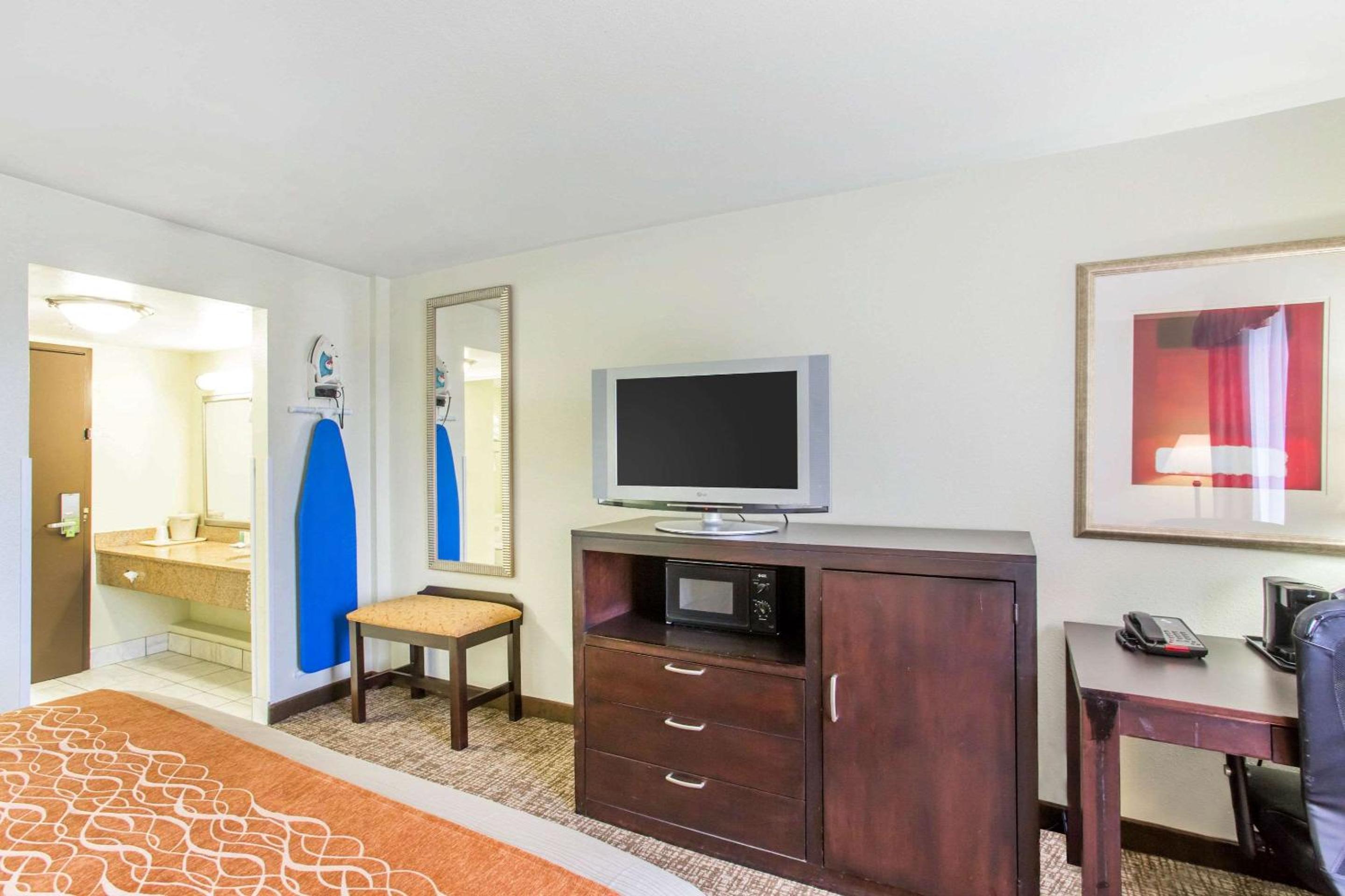 King Room - Non-Smoking - Photo 3
