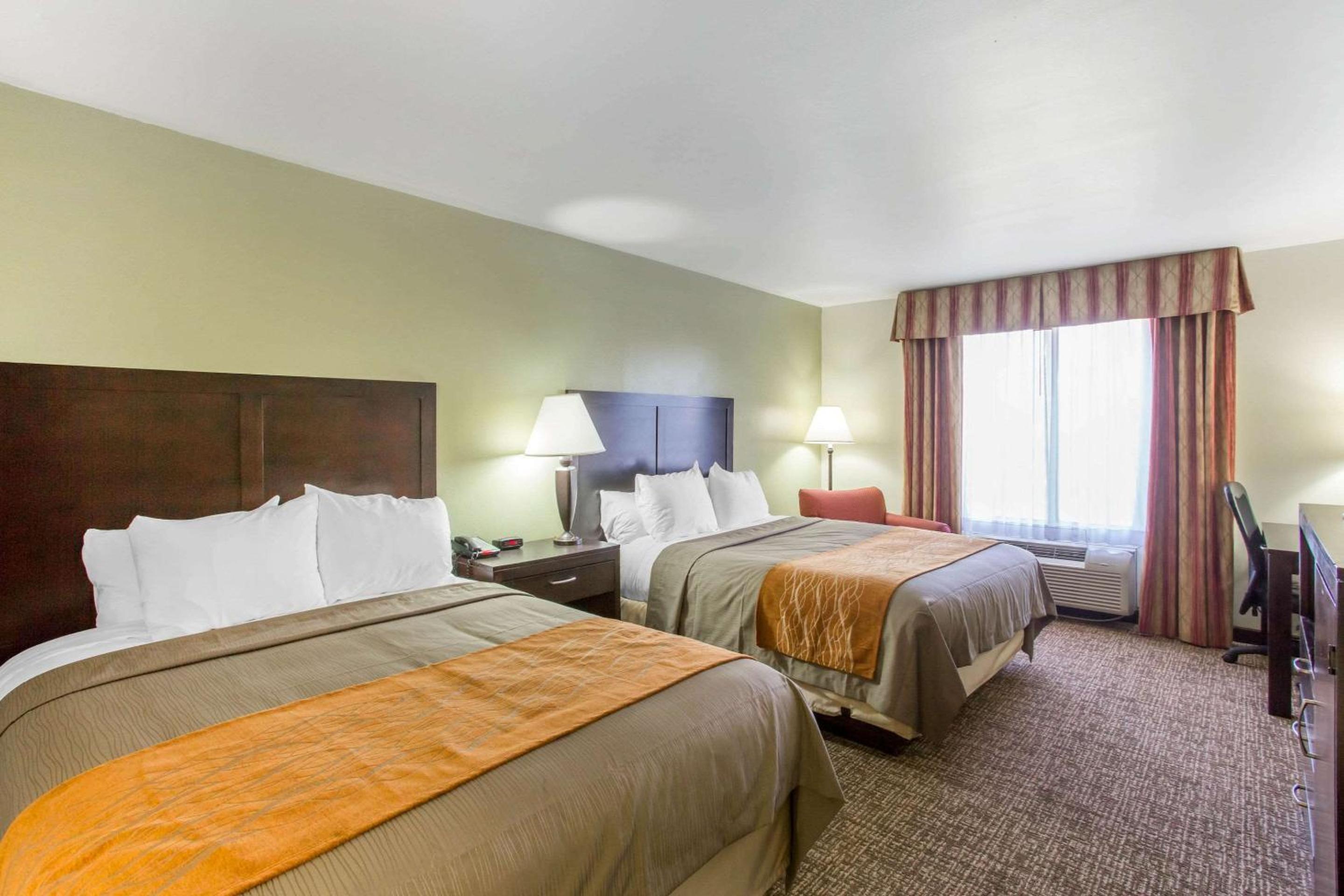 Queen Room with Two Queen Beds - Non-Smoking - Photo 2
