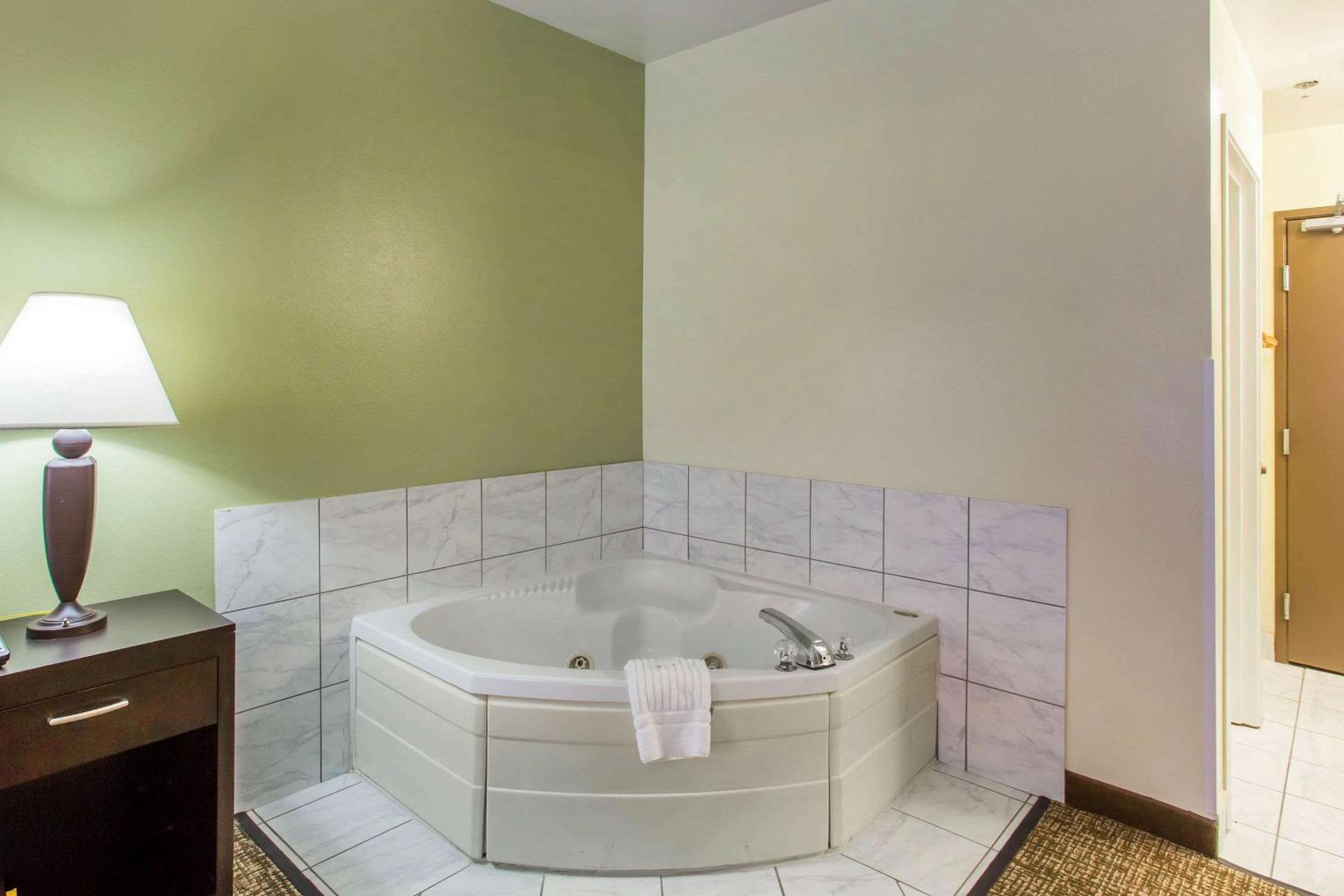 King Room with Spa Bath - Non-Smoking photo 3